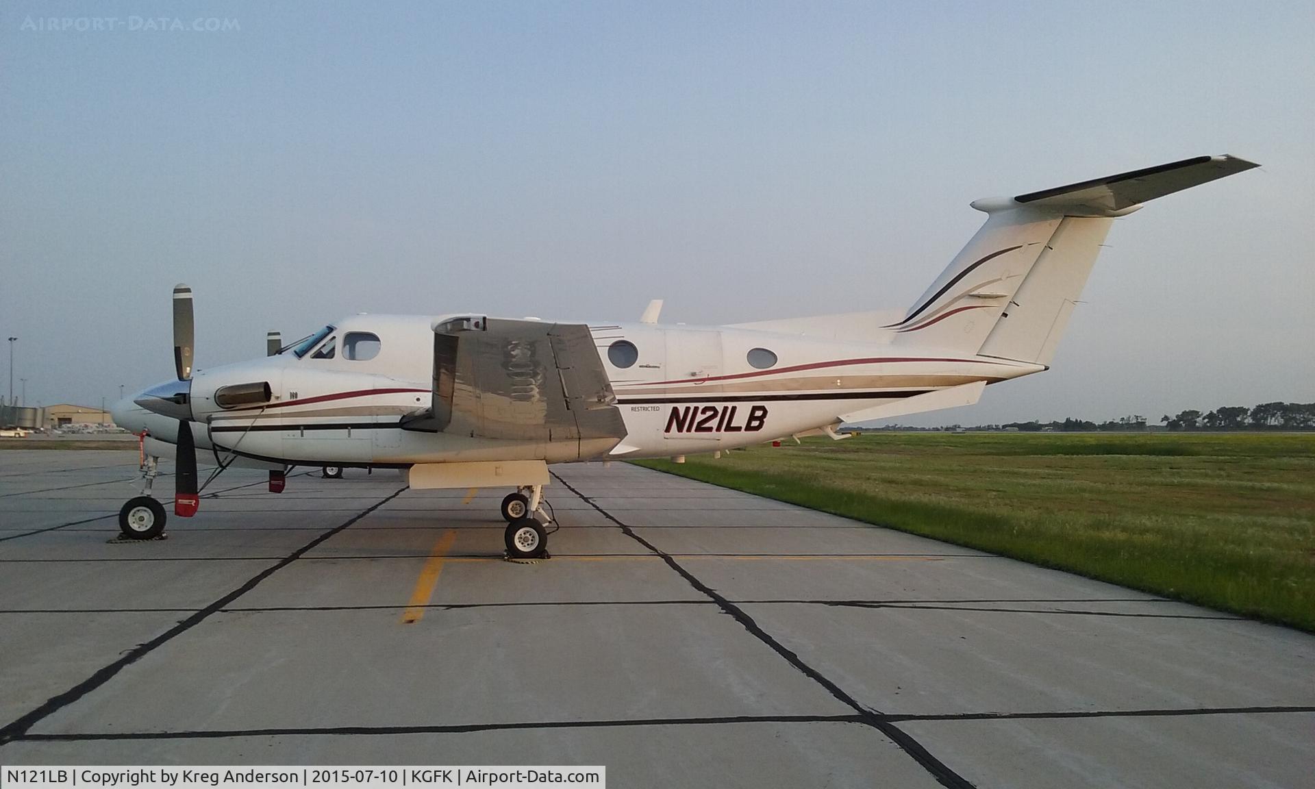 N121LB, 1979 Beech 200 C/N BB-475, Beech 200 Super King Air on the ramp.