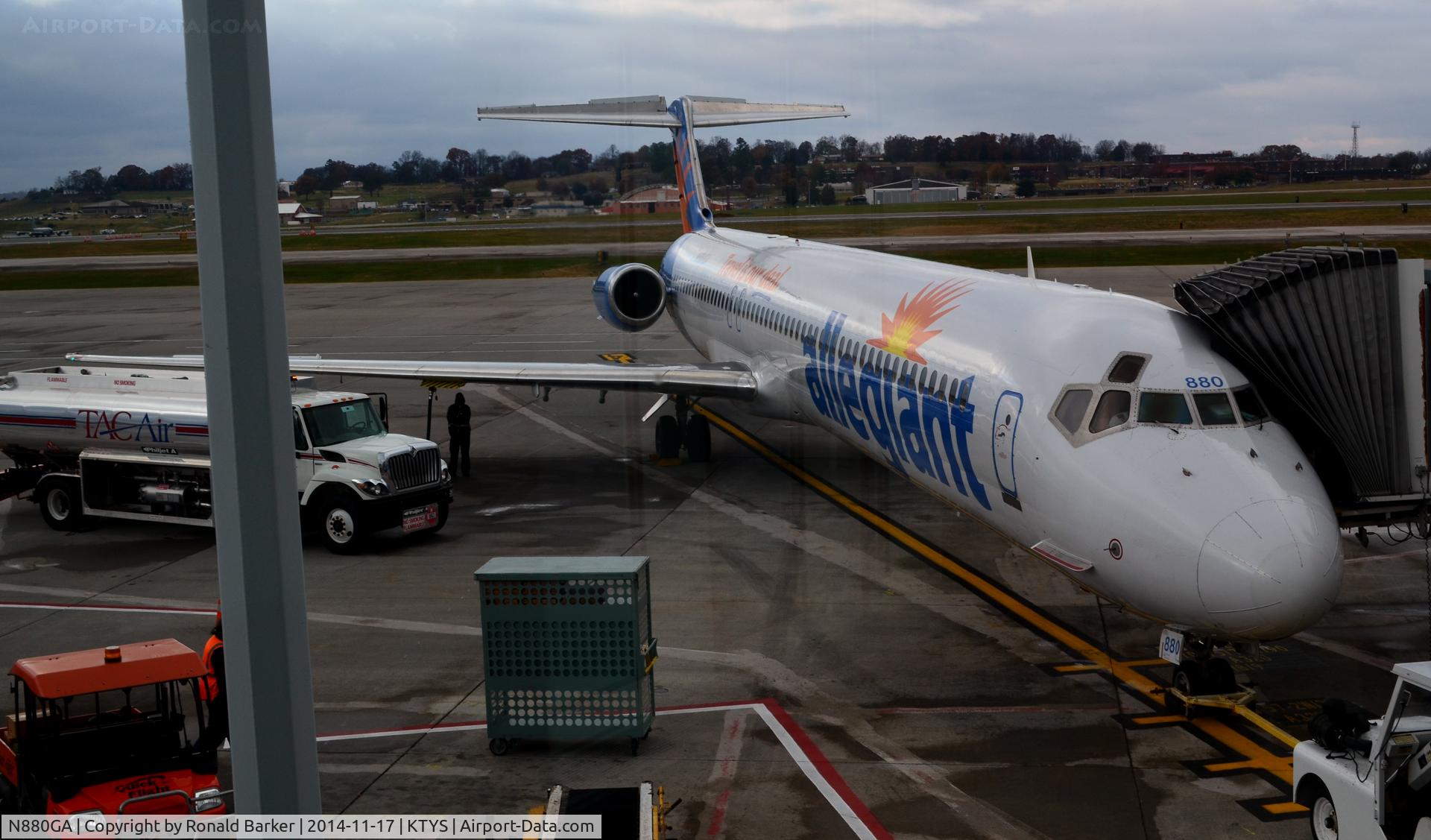 N880GA, 1991 McDonnell Douglas MD-83 (DC-9-83) C/N 49625, At the gate TYS