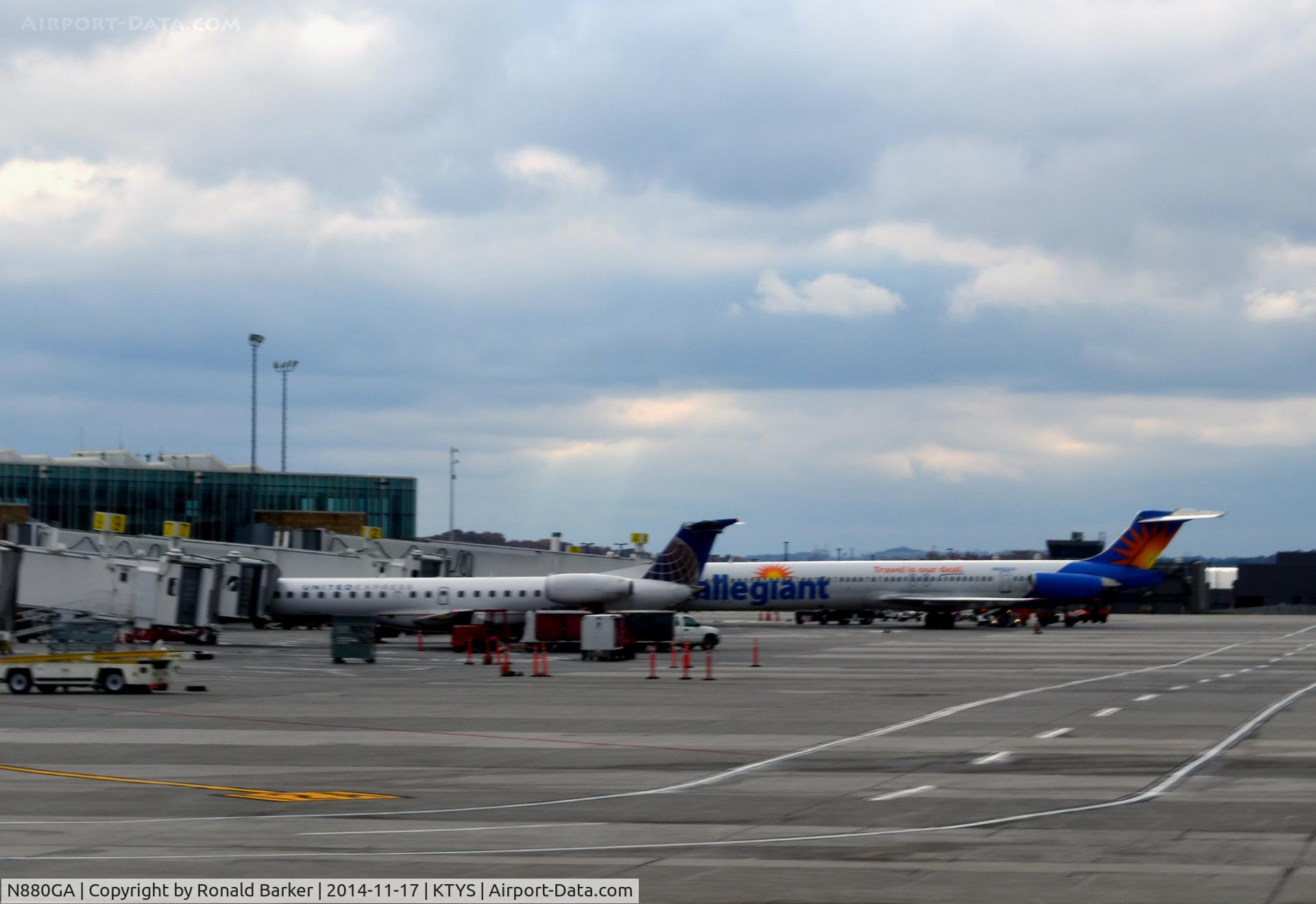 N880GA, 1991 McDonnell Douglas MD-83 (DC-9-83) C/N 49625, At the gate TYS