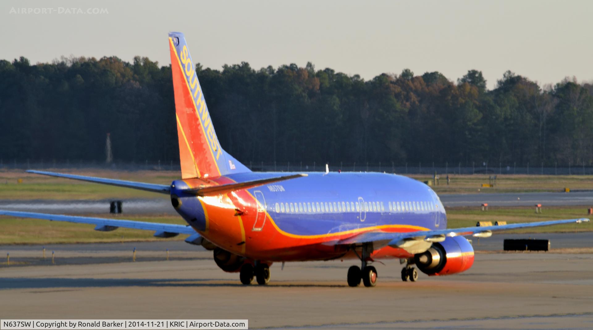 N637SW, 1996 Boeing 737-3H4 C/N 27710, Taxi RIC