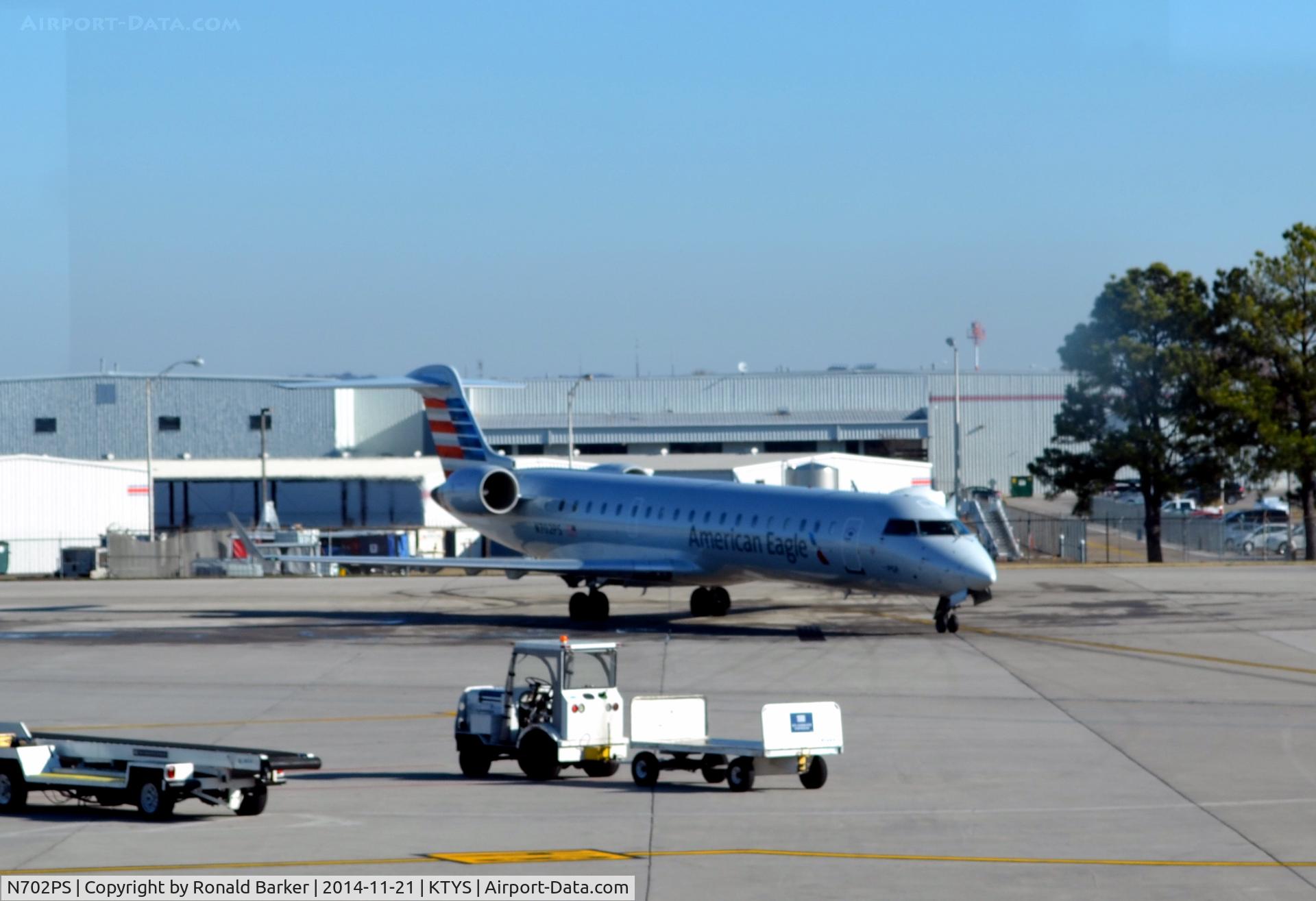 N702PS, 2004 Bombardier CRJ-701 (CL-600-2C10) Regional Jet C/N 10135, Taxi to park TYS