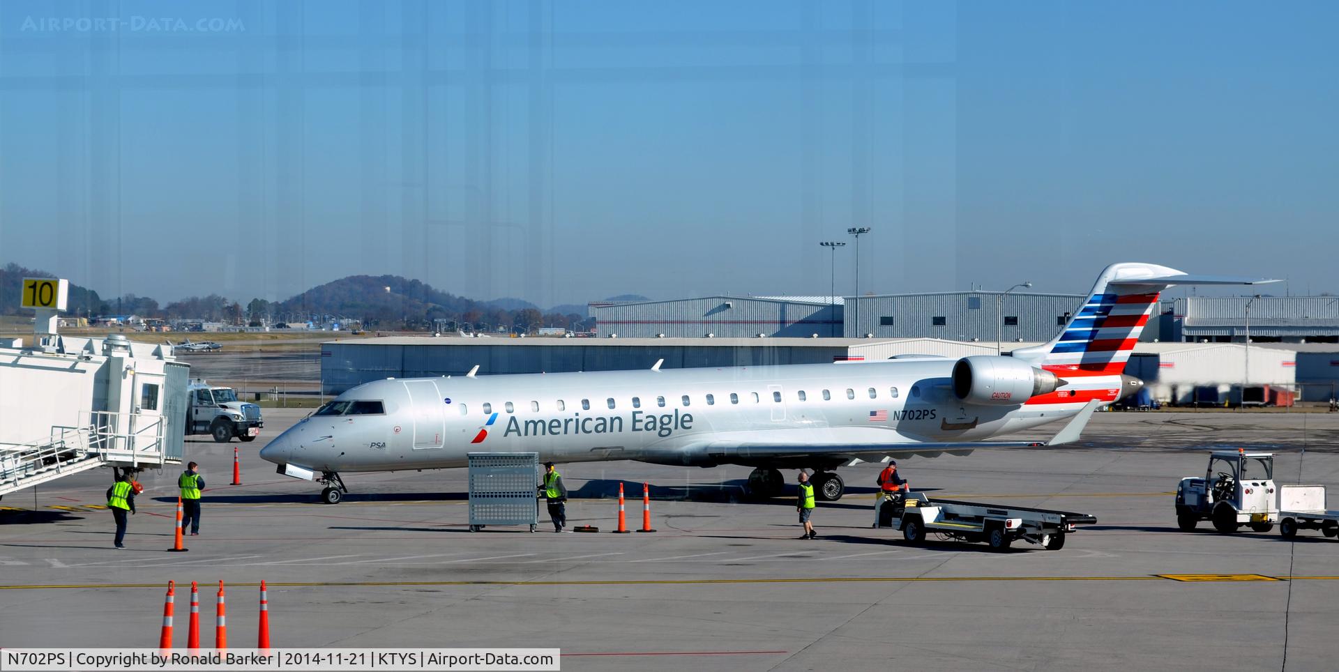 N702PS, 2004 Bombardier CRJ-701 (CL-600-2C10) Regional Jet C/N 10135, Taxi to park TYS