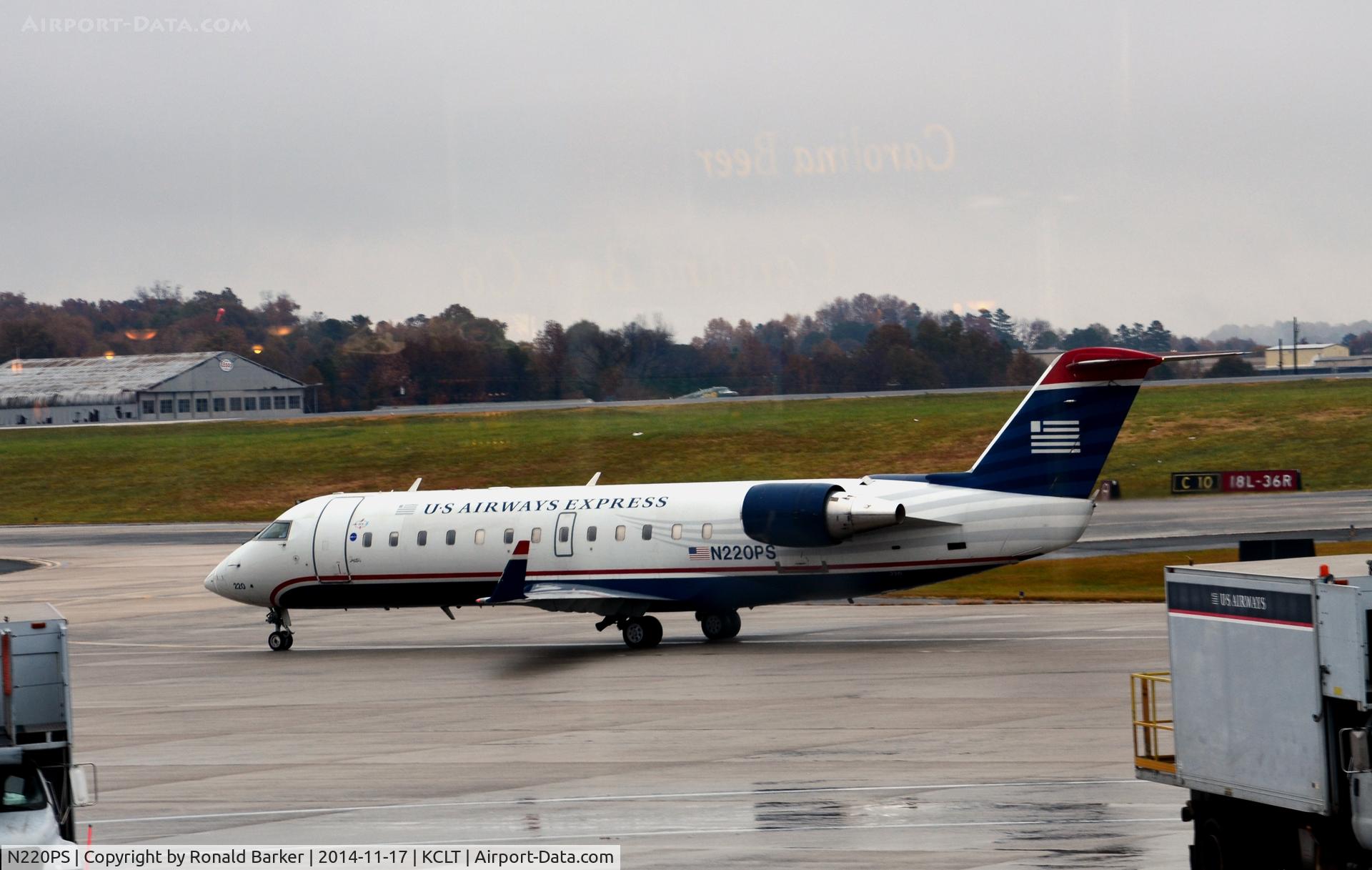 N220PS, Bombardier CRJ-200ER (CL-600-2B19) C/N 7887, Taxi CLT