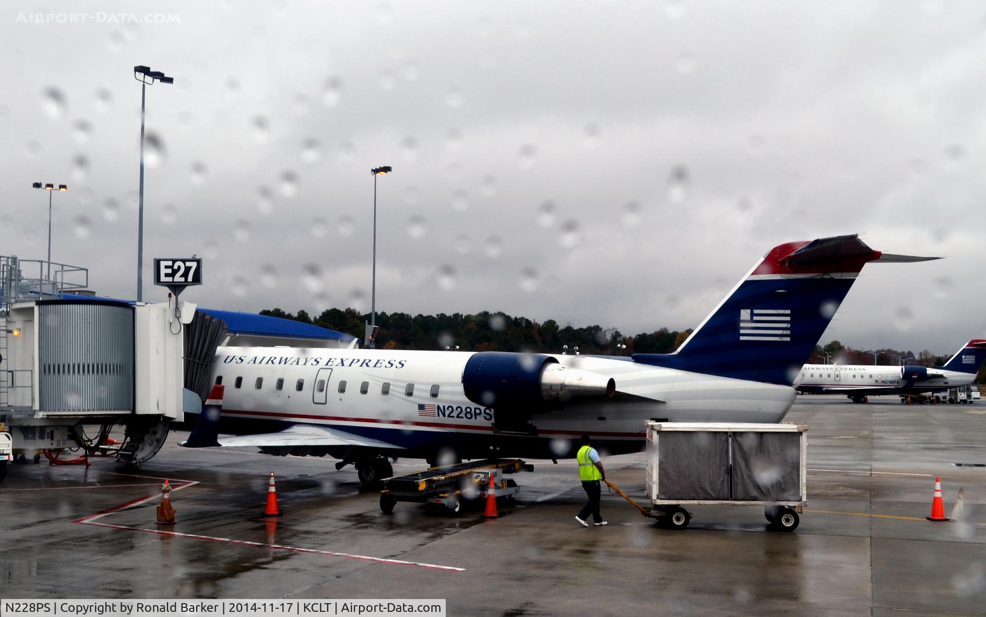 N228PS, 2004 Bombardier CRJ-200ER (CL-600-2B19) C/N 7897, Gate E23 CLT