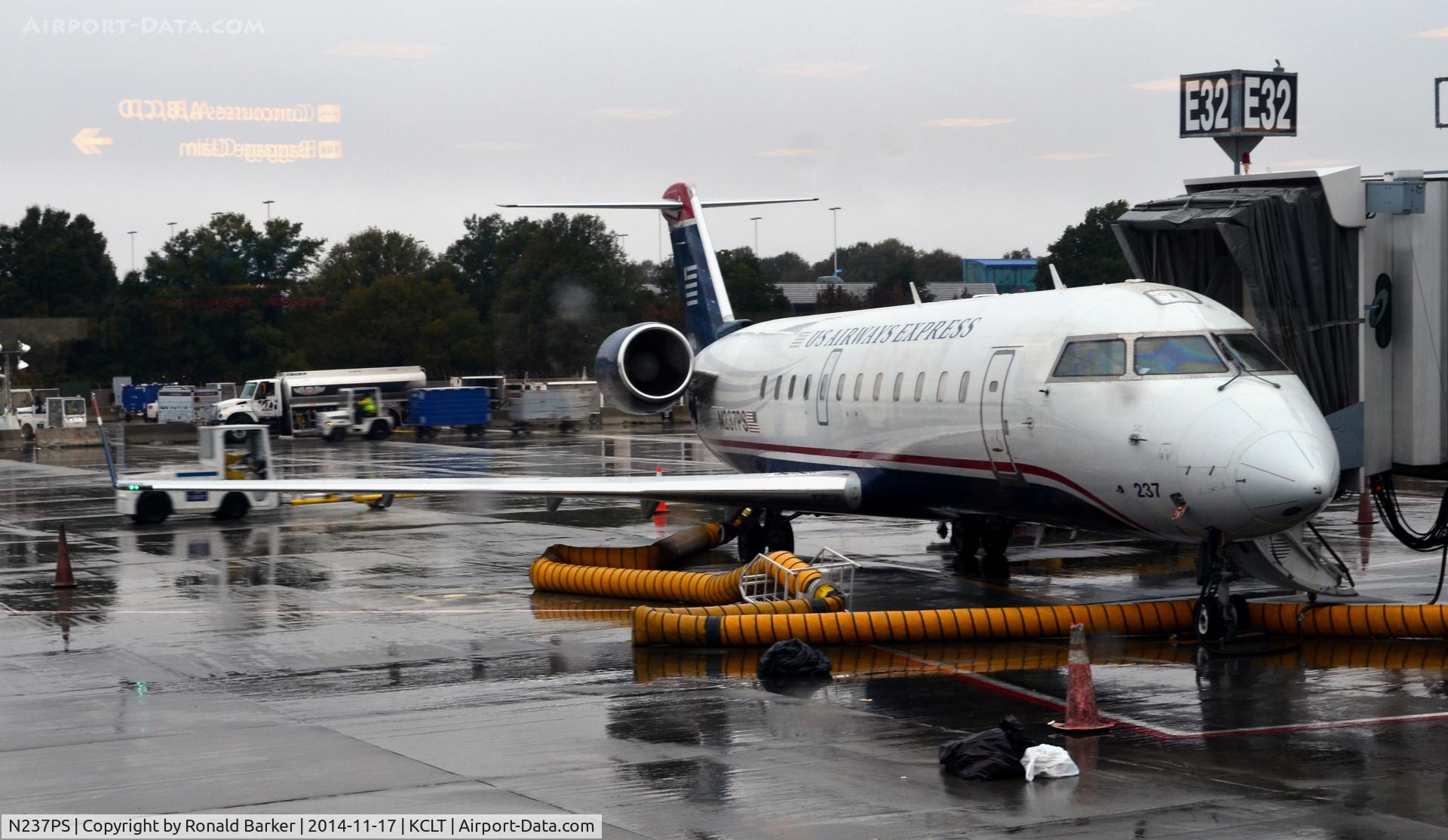 N237PS, 2004 Canadair CL-600-2B19 Regional Jet CRJ-200ER C/N 7906, Gate E32 CLT