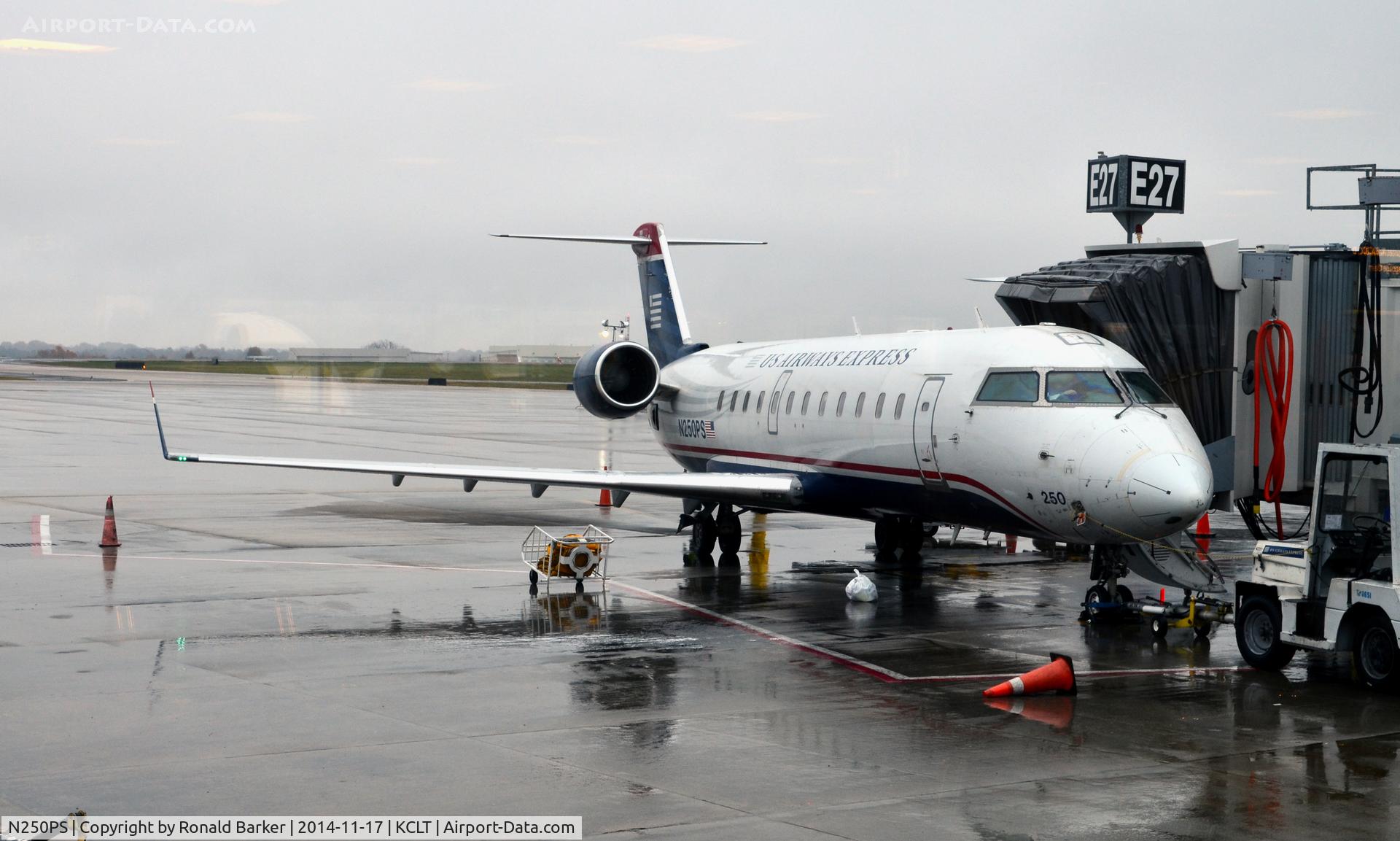 N250PS, 2004 Bombardier CRJ-200ER (CL-600-2B19) C/N 7929, Gate E27 CLT