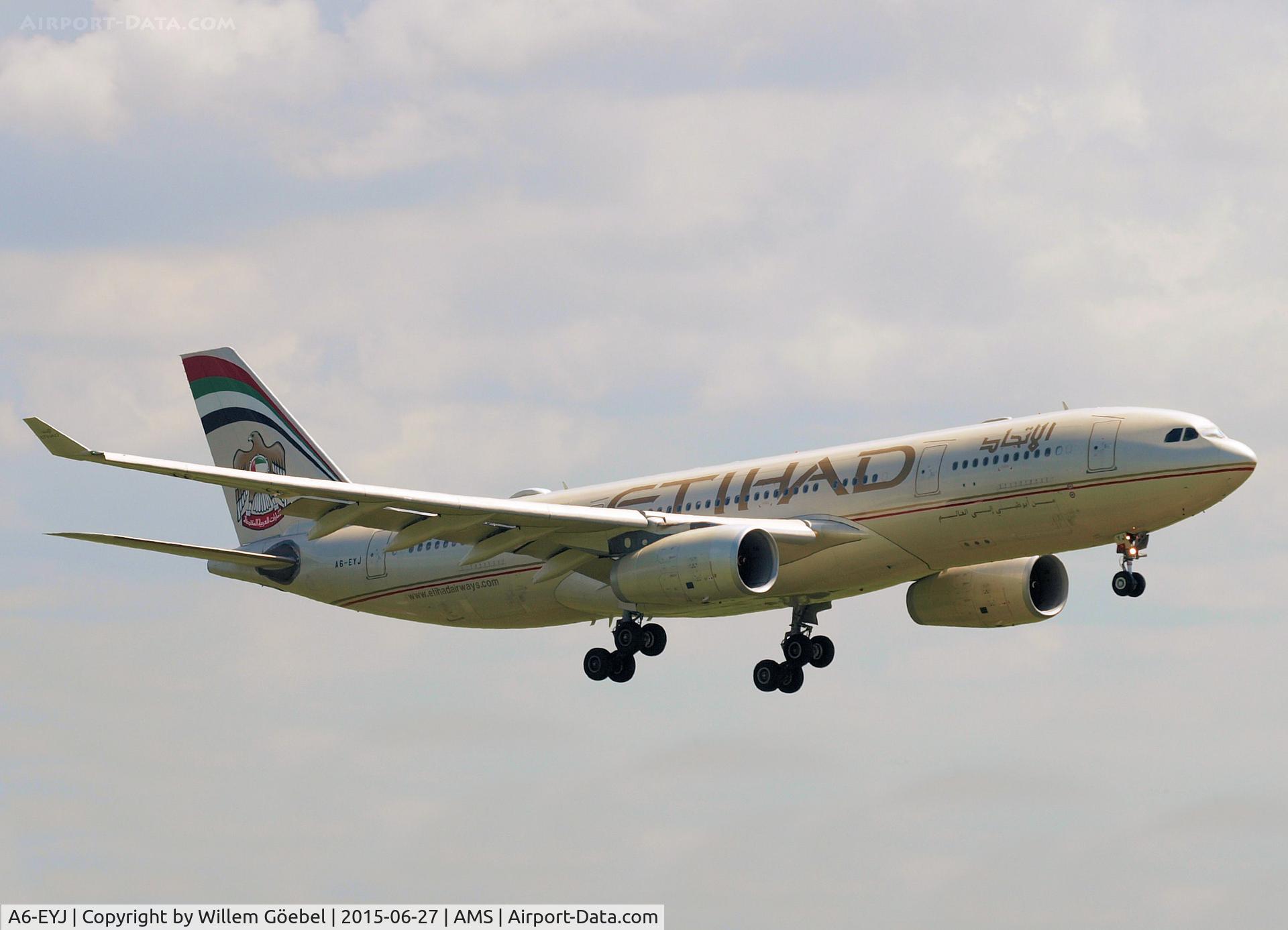 A6-EYJ, 2006 Airbus A330-243 C/N 737, Landing on runway 27 of Schiphol Airport