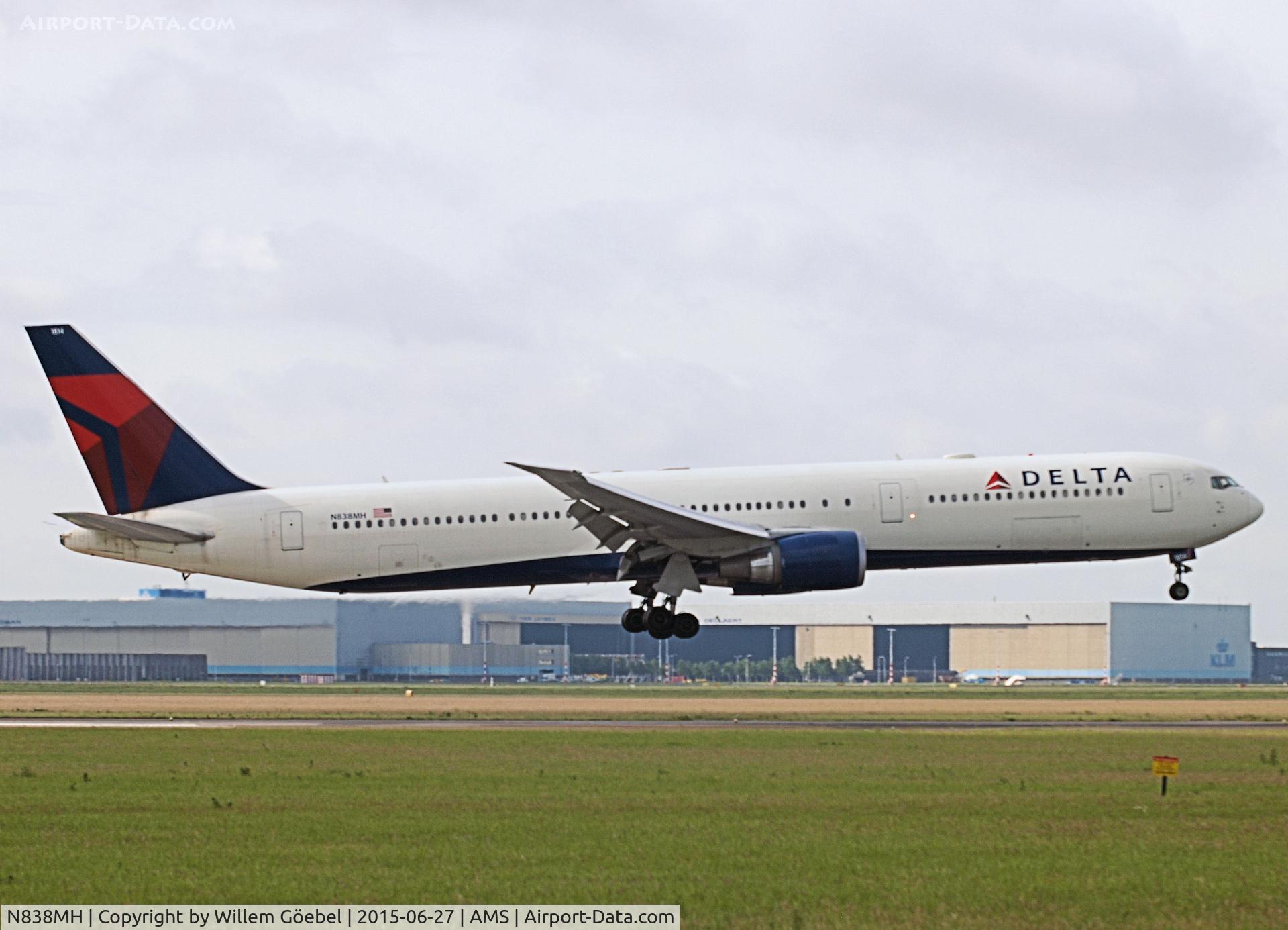 N838MH, 2000 Boeing 767-432/ER C/N 29711, Landing on runway 27 of Schiphol Airport