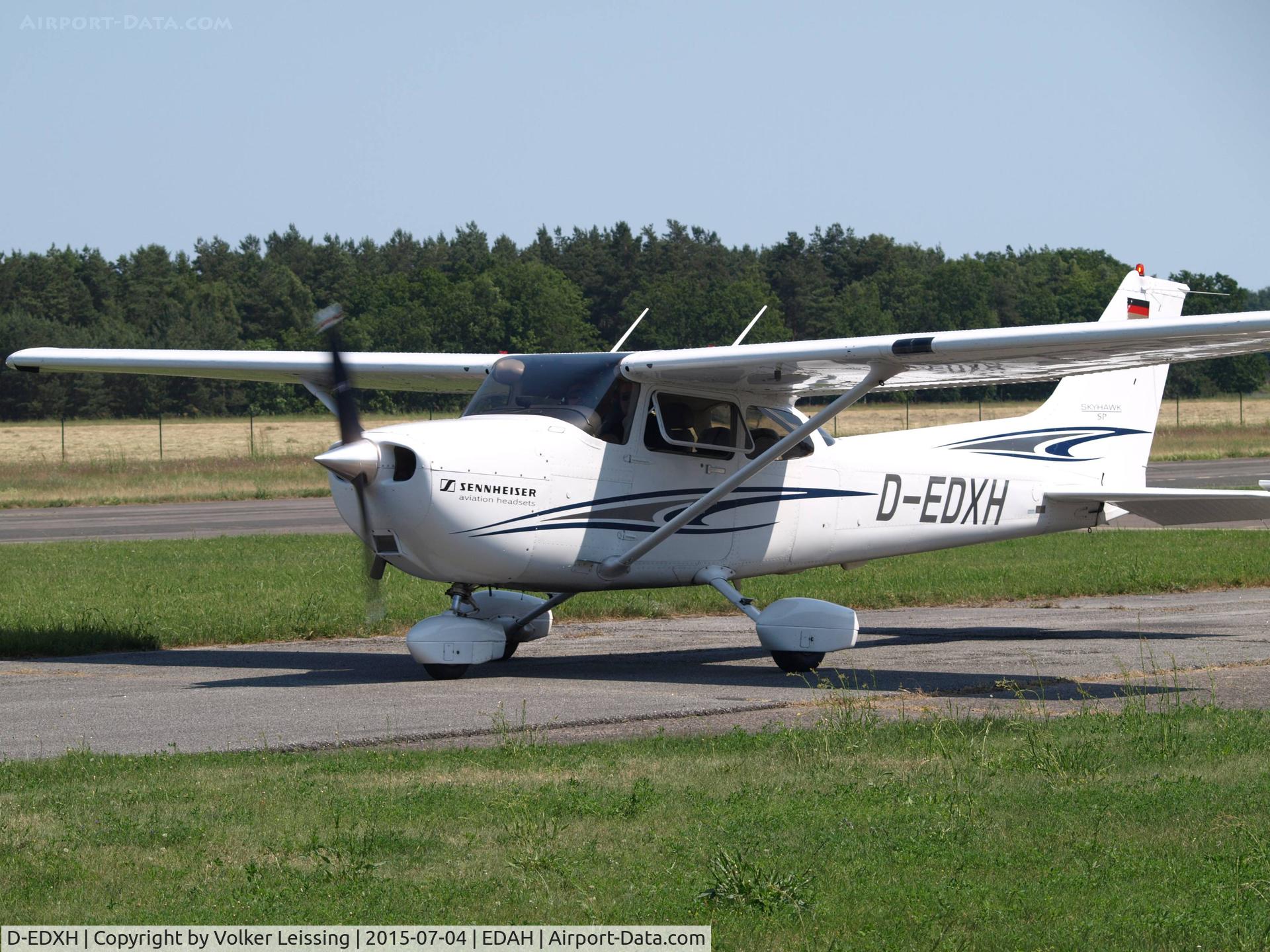 D-EDXH, 2005 Cessna 172S Skyhawk SP C/N 172S9773, taxi to parking