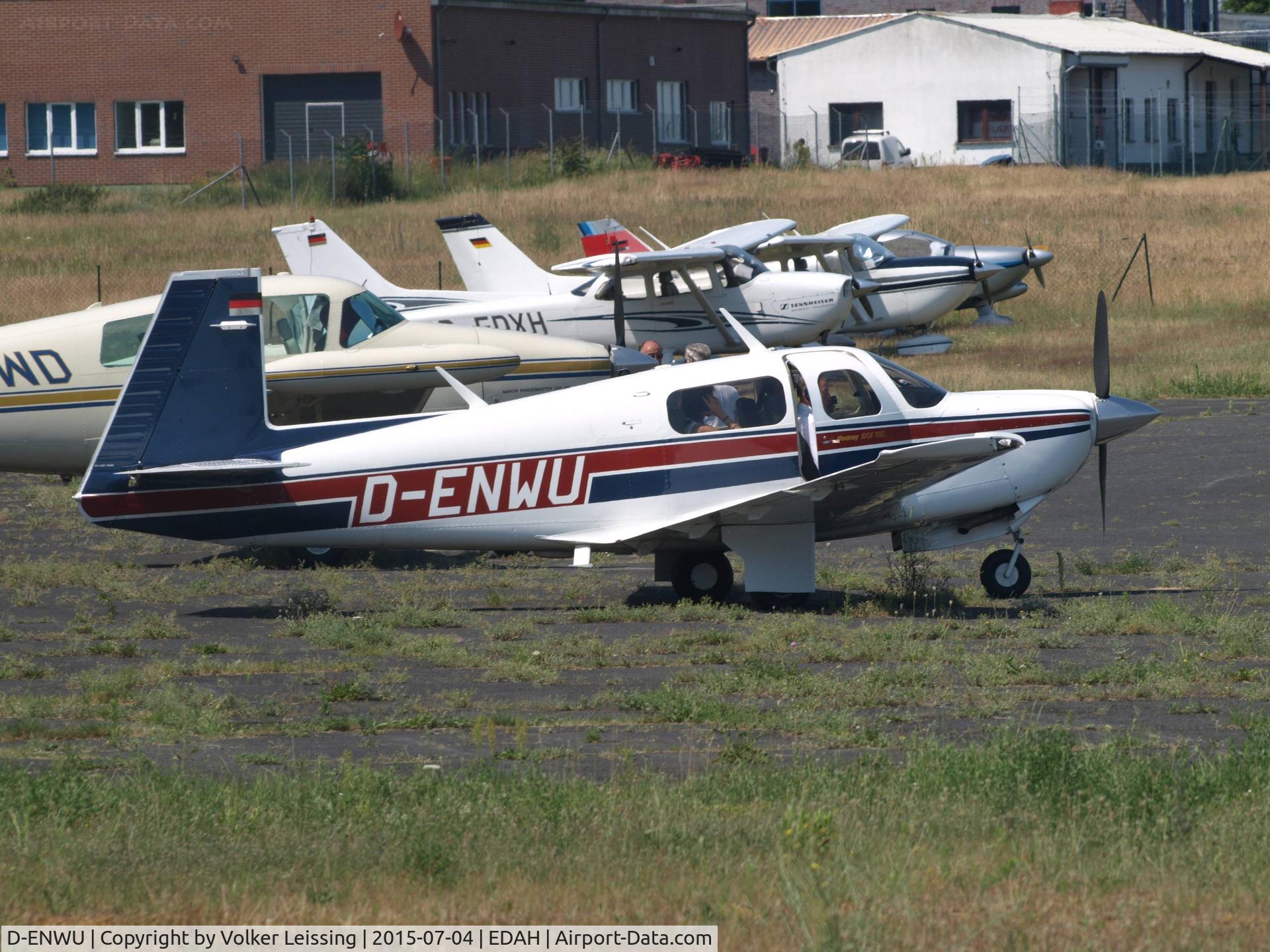 D-ENWU, 1989 Mooney M20J 201 MSE 201 C/N 24-3099, parking
