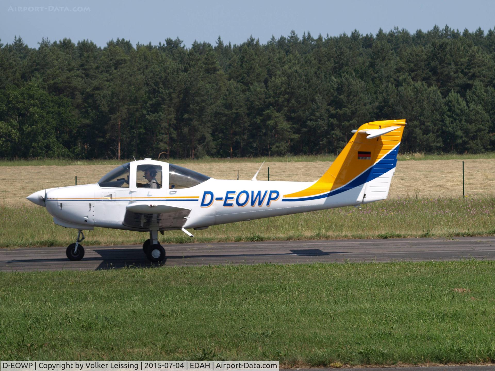 D-EOWP, 1982 Piper PA 38-112 Tomahawk C/N 38-79A0336, taxi to parking