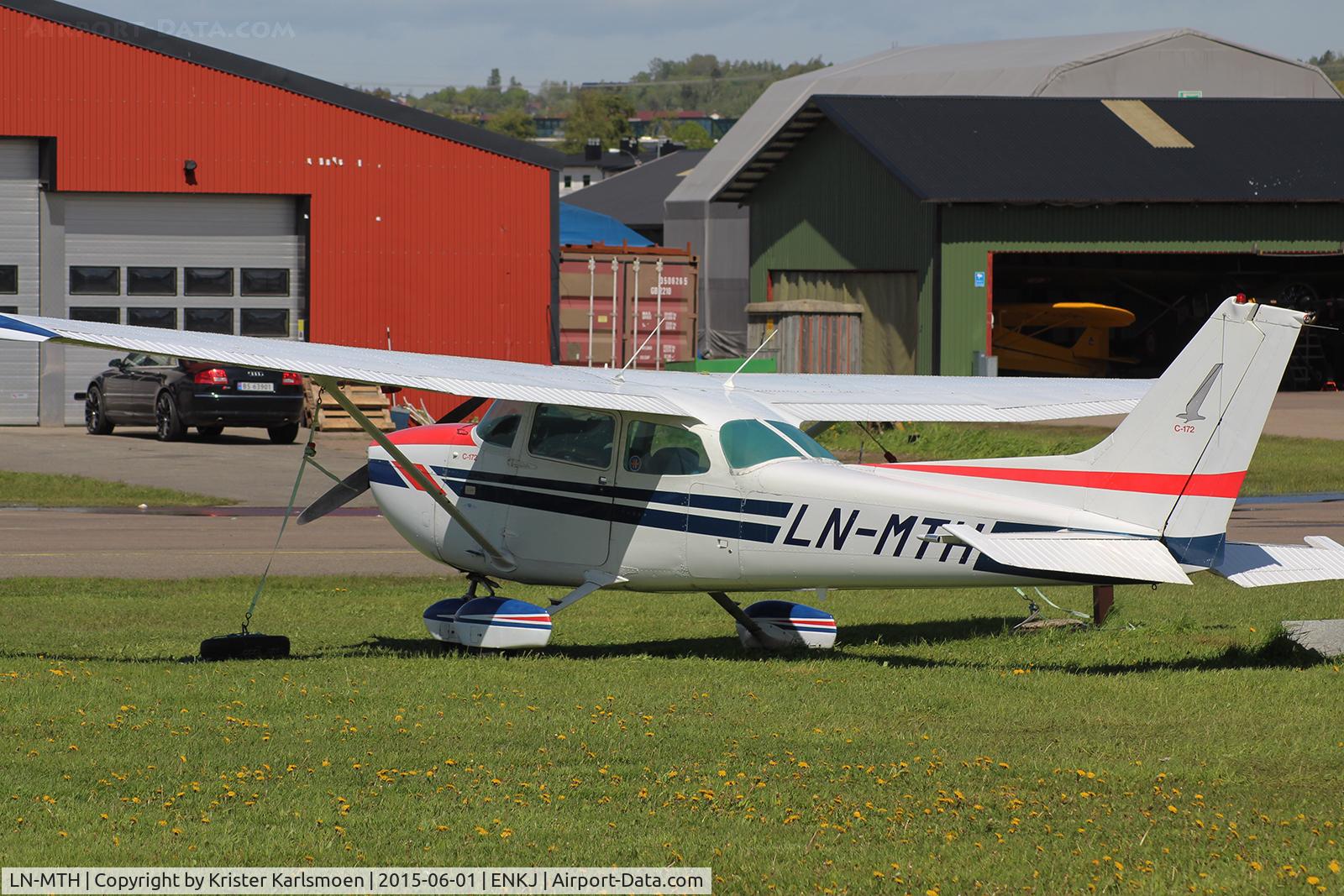 LN-MTH, 1979 Cessna 172N Skyhawk C/N 172-72201, Parked.