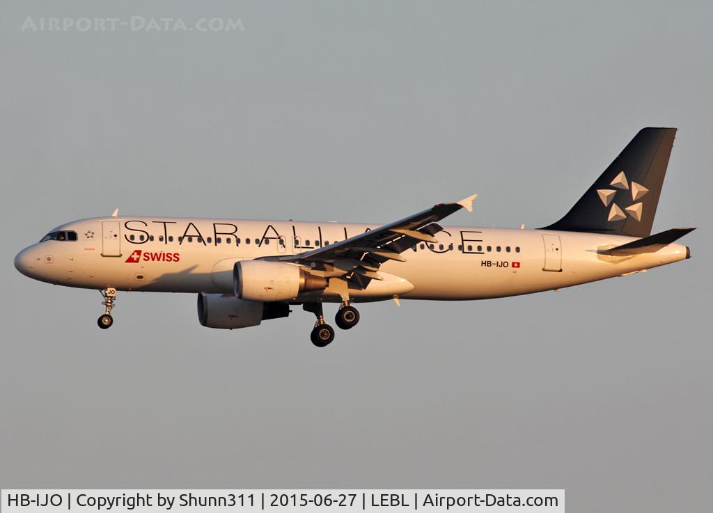 HB-IJO, 1997 Airbus A320-214 C/N 673, Landing rwy 07L in Star Alliance c/s