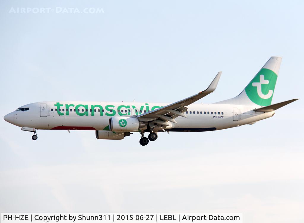 PH-HZE, 1999 Boeing 737-8K2 C/N 28377, Landing rwy 25R in new c/s