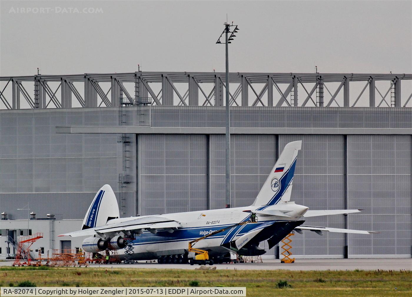 RA-82074, 1994 Antonov An-124-100 Ruslan C/N 9773051459142, Seems there´s laundry day on apron 3.....