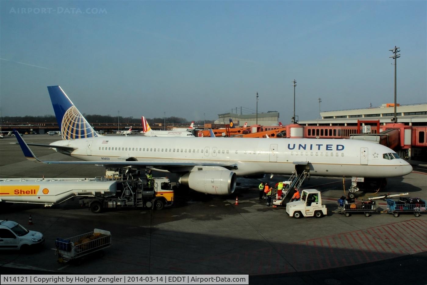 N14121, 1997 Boeing 757-224 C/N 27563, Preparations for return flight are running....