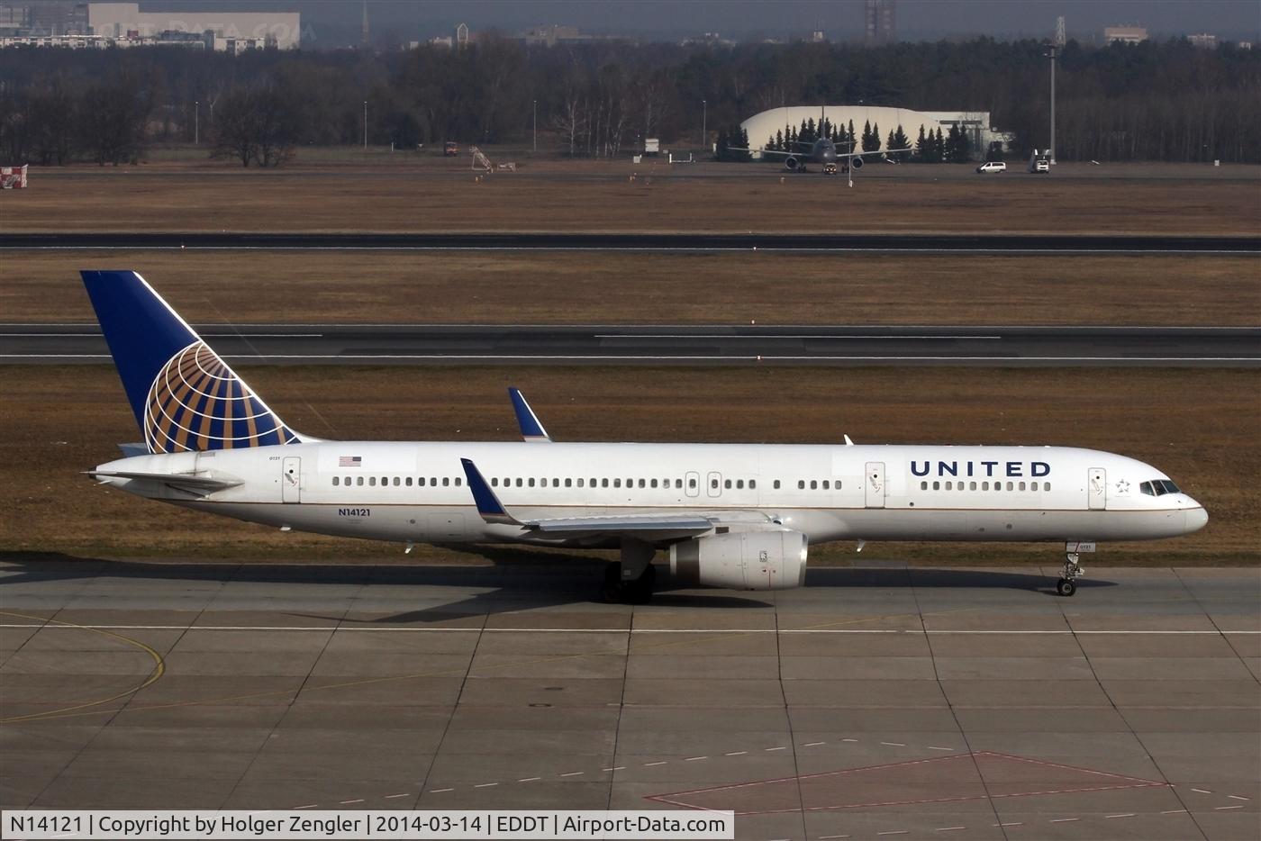 N14121, 1997 Boeing 757-224 C/N 27563, Rolling by for take off .....
