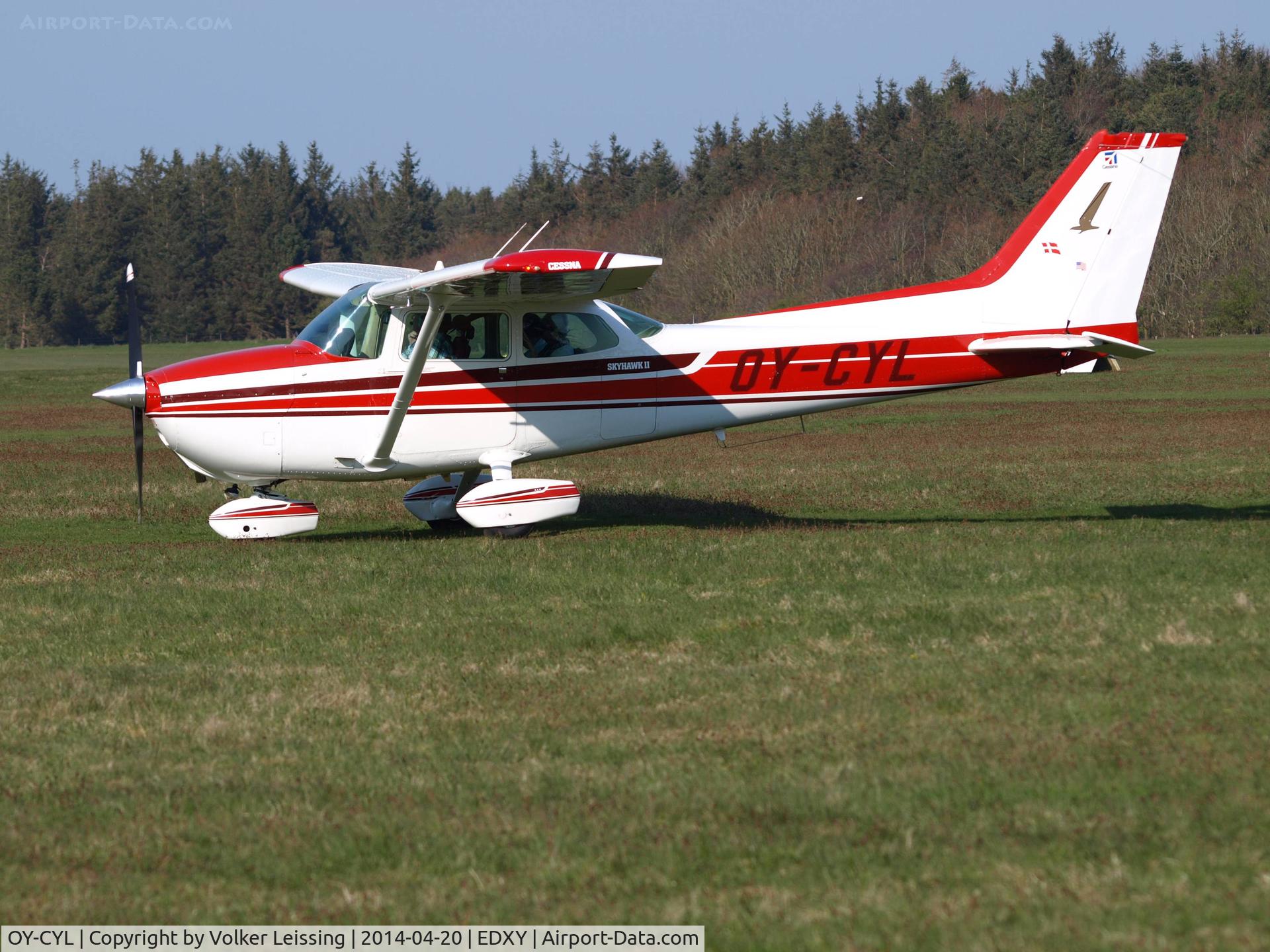 OY-CYL, 1979 Cessna 172N C/N 17273590, taxi to rwy