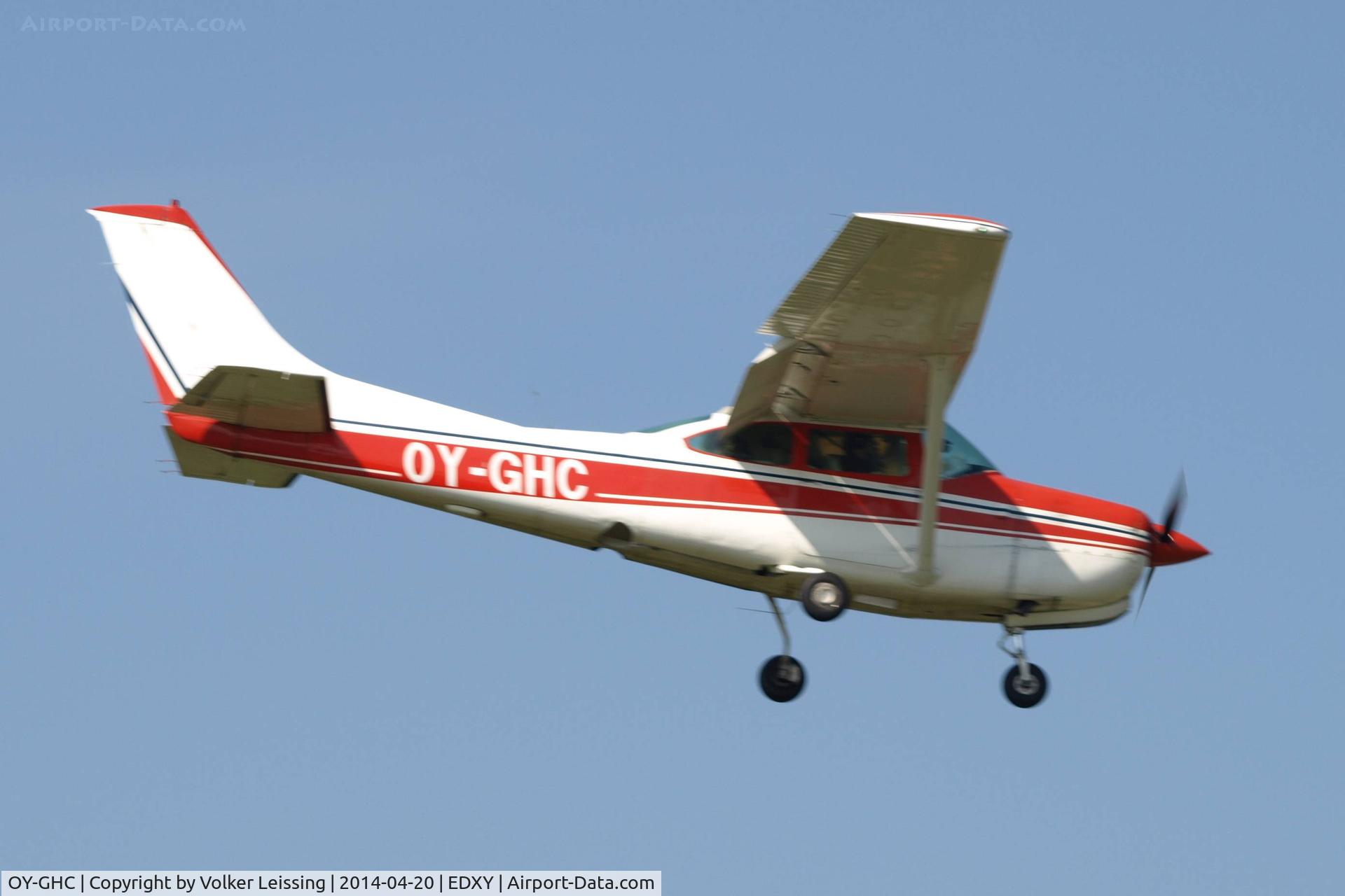 OY-GHC, 1979 Reims FR182 C/N FR182-0038, landing