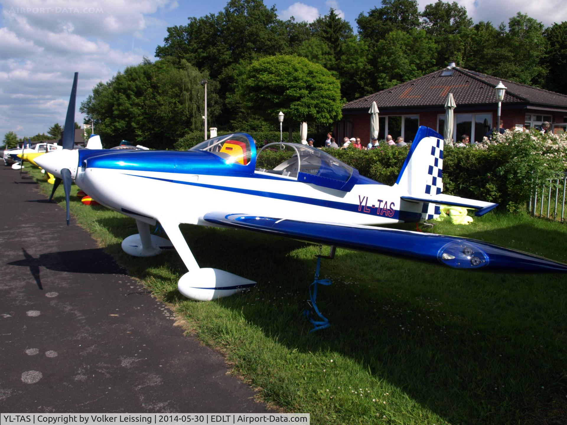 YL-TAS, 2013 Vans RV- 8 C/N 73817, parking