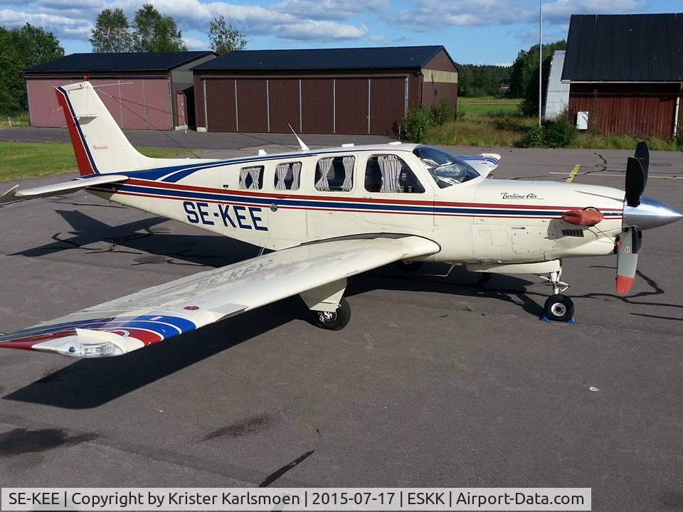 SE-KEE, 1988 Beech B36TC Bonanza C/N EA-484, Pilot came in company with his dog :-)