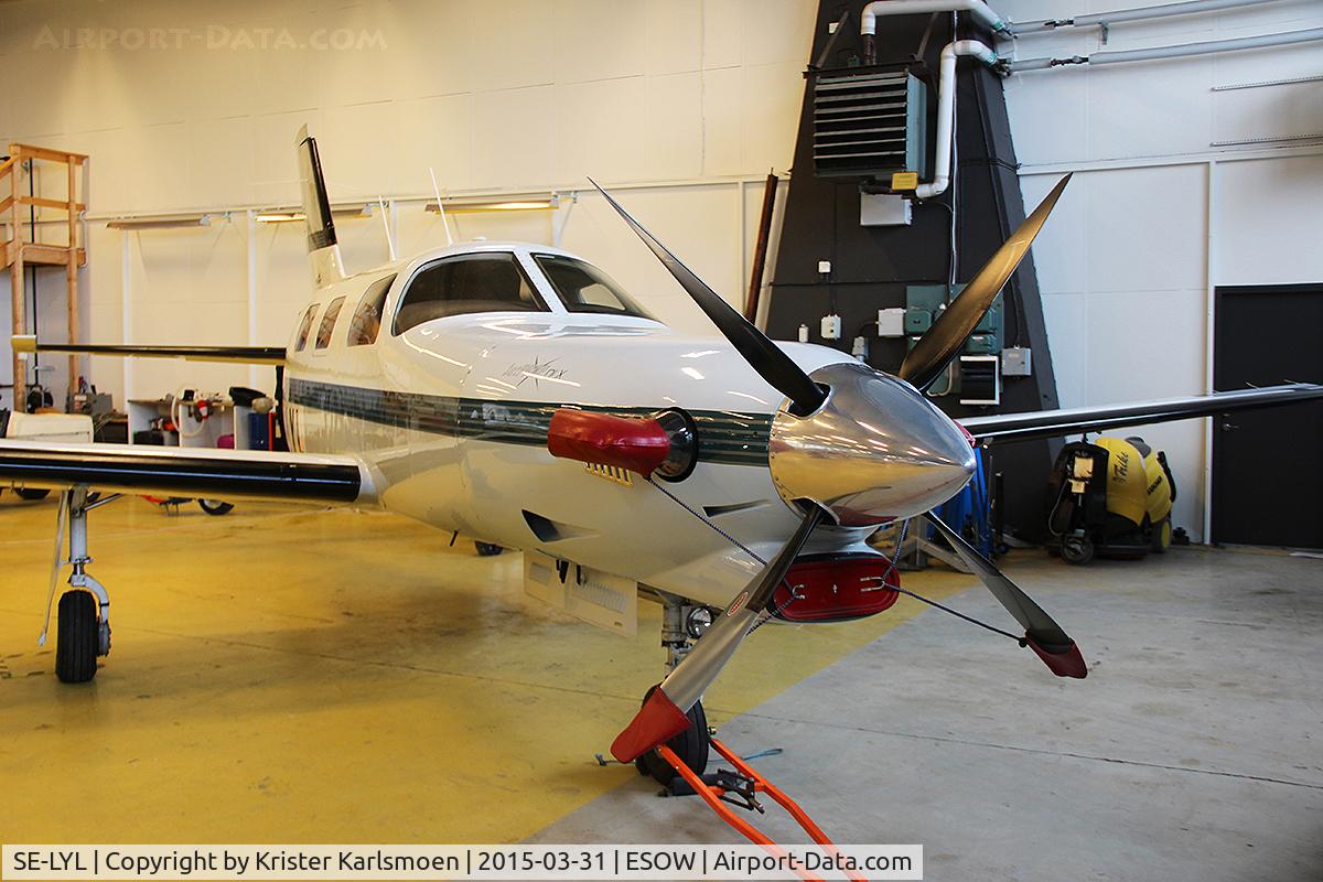 SE-LYL, 1996 Piper PA-46-350P Malibu Mirage C/N 4636075, Inside hangar