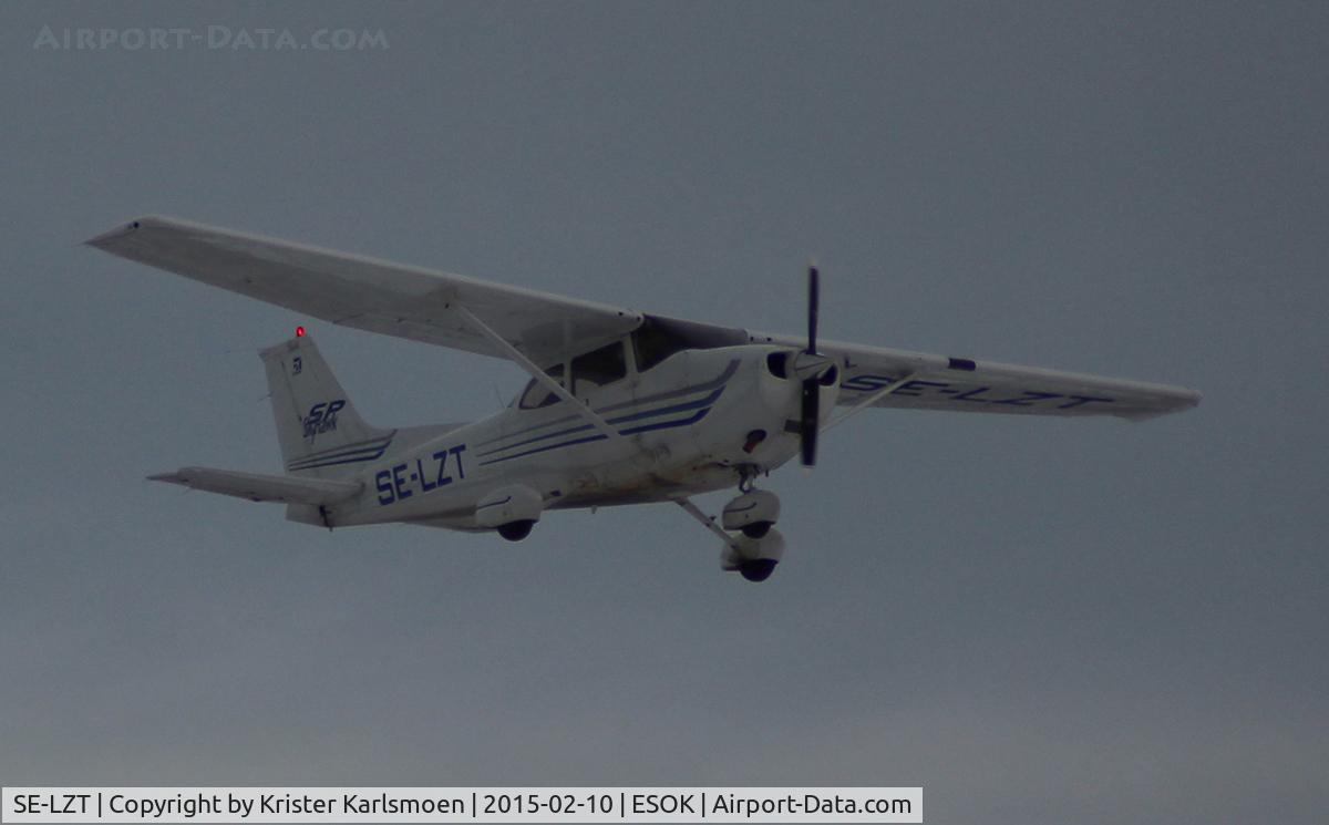 SE-LZT, 2003 Cessna 172S SP C/N 172S9298, Darkness coming.