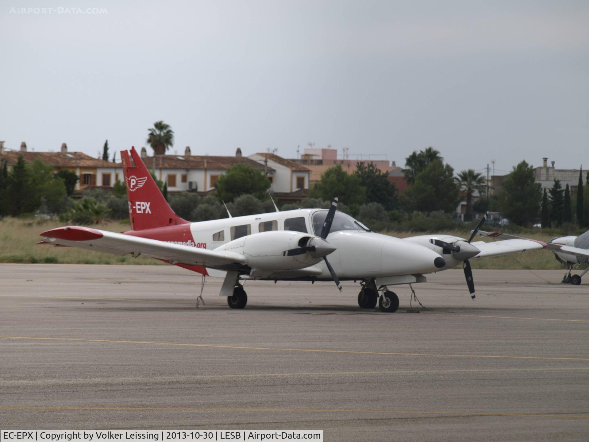 EC-EPX, 2000 Piper PA-34-220T Seneca III C/N 34-8233029, parking