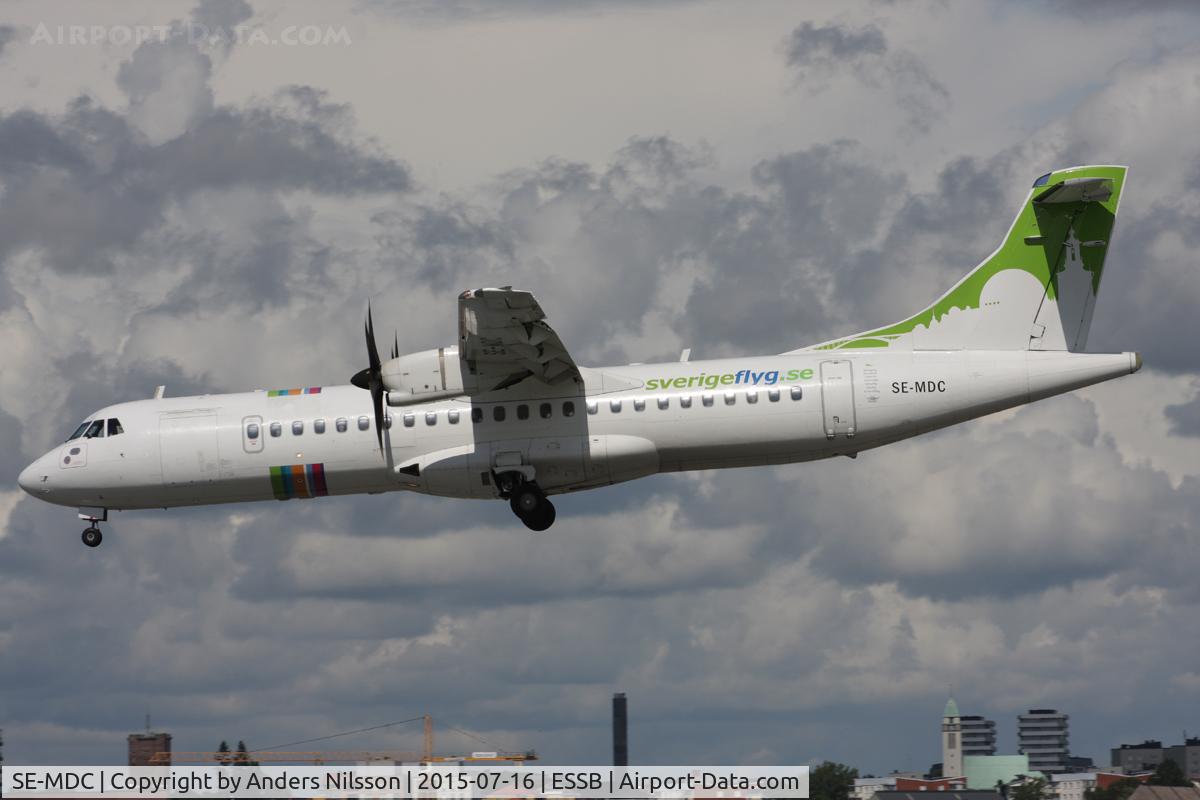 SE-MDC, 2009 ATR 72-212A C/N 894, On very short final for runway 30.