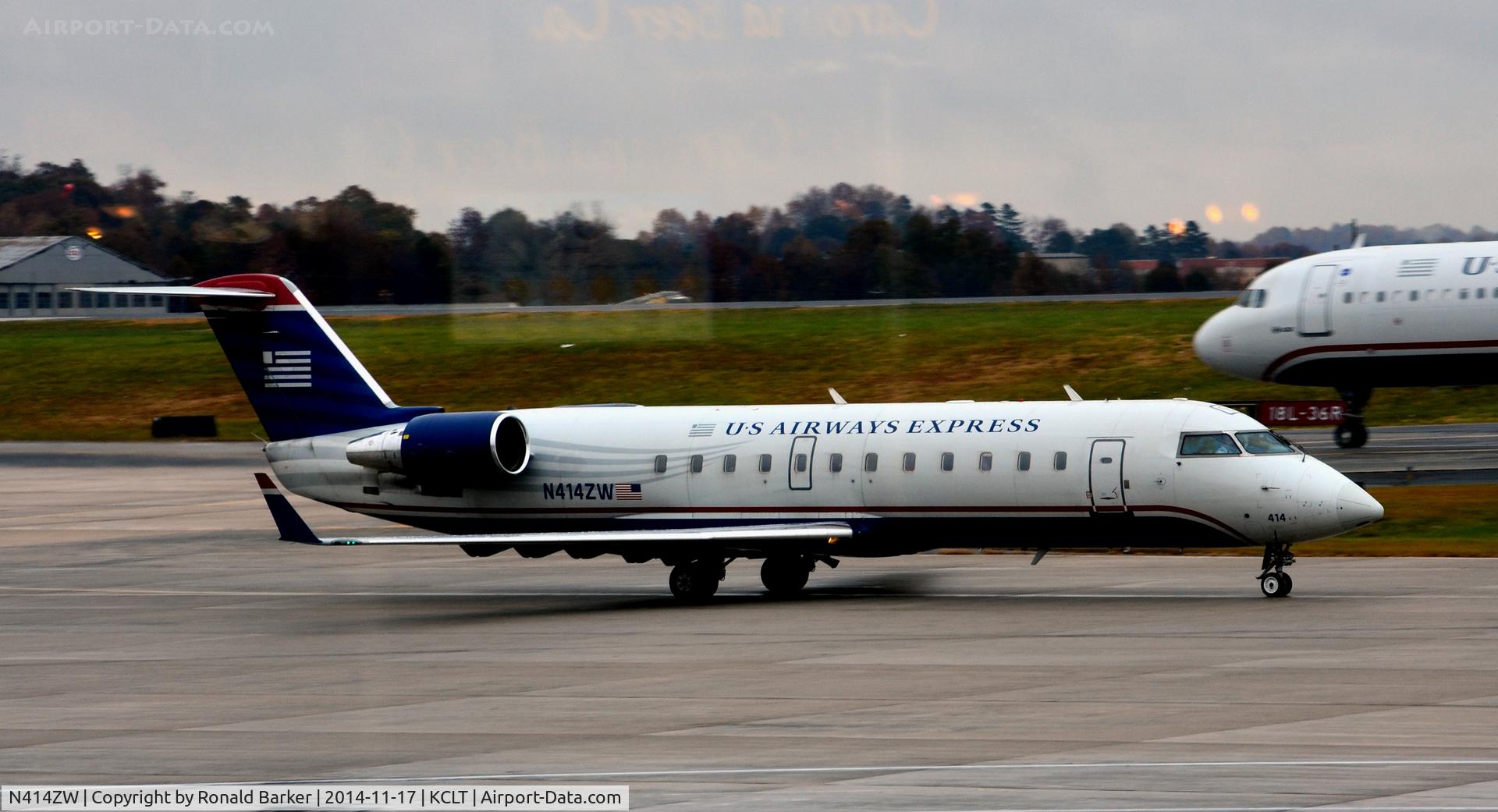 N414ZW, 2001 Bombardier CRJ-200LR (CL-600-2B19) C/N 7586, Taxi CLT