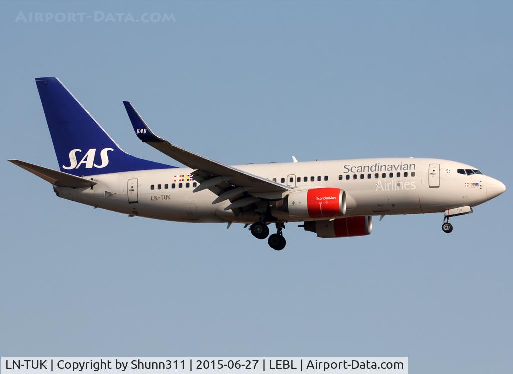 LN-TUK, 2001 Boeing 737-705 C/N 29096, Landing rwy 25R