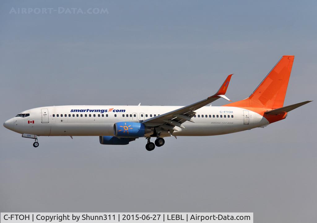 C-FTOH, 2009 Boeing 737-8HX C/N 29647, Landing rwy 25R with scimitar winglets and in basic Sunwing c/s with Smartwings titles
