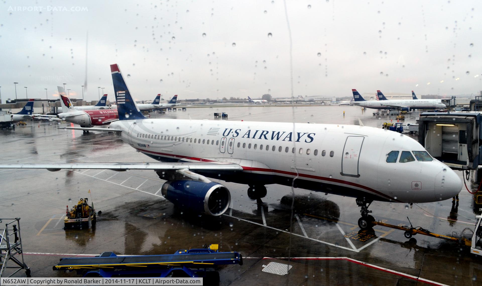 N652AW, 1999 Airbus A320-232 C/N 0953, At the gate CLT
