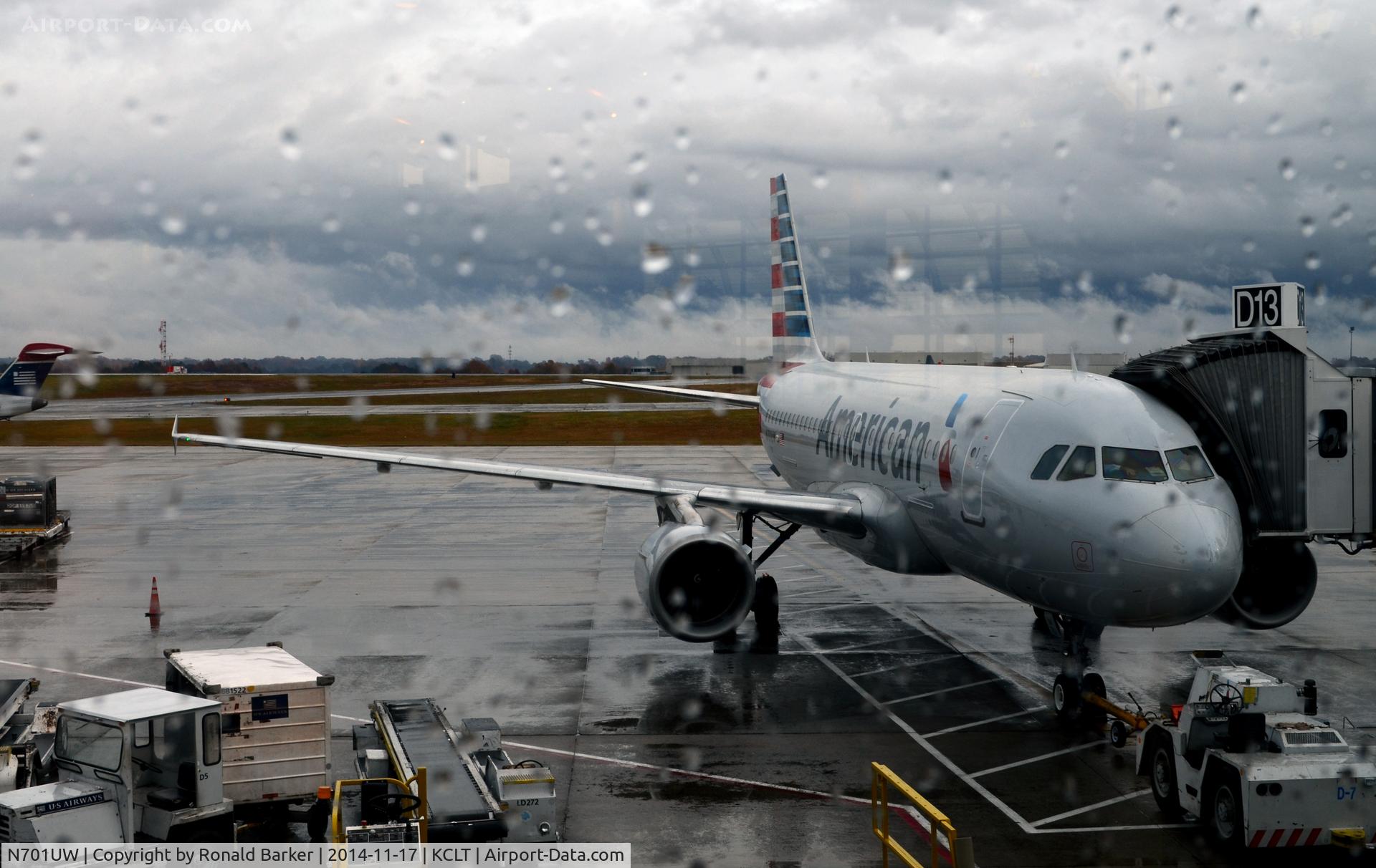 N701UW, 1998 Airbus A319-112 C/N 0890, Gate D13 CLT