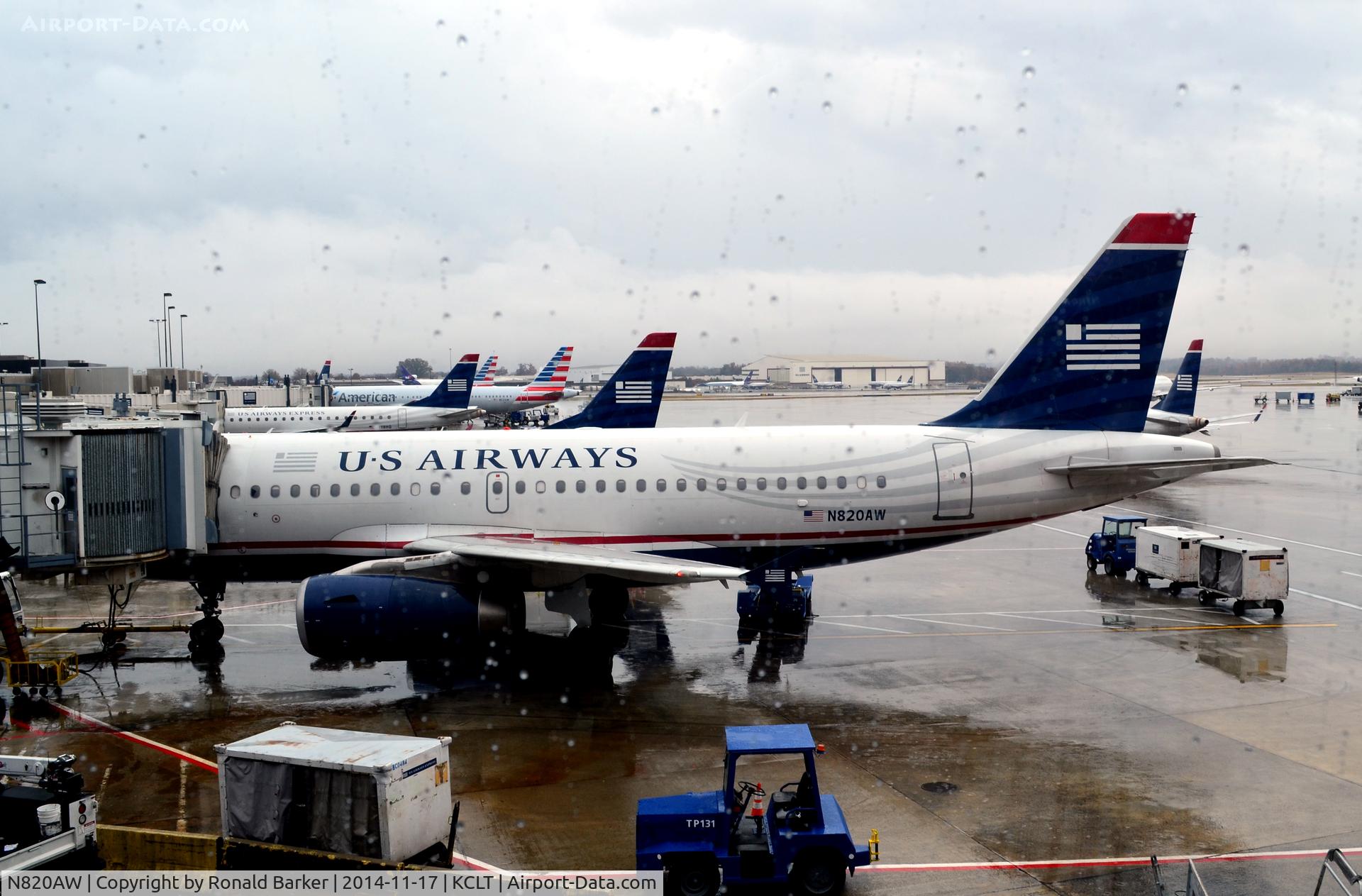 N820AW, 2000 Airbus A319-132 C/N 1397, At the gate CLT