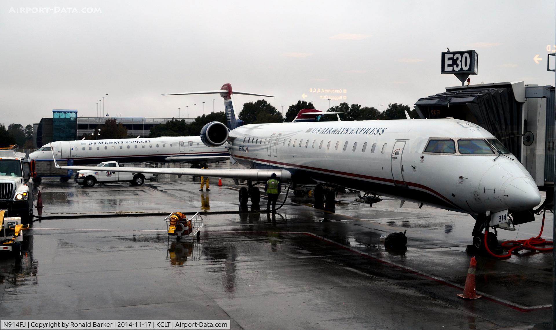 N914FJ, 2004 Bombardier CRJ-900ER (CL-600-2D24) C/N 15014, Gate E30 CLT