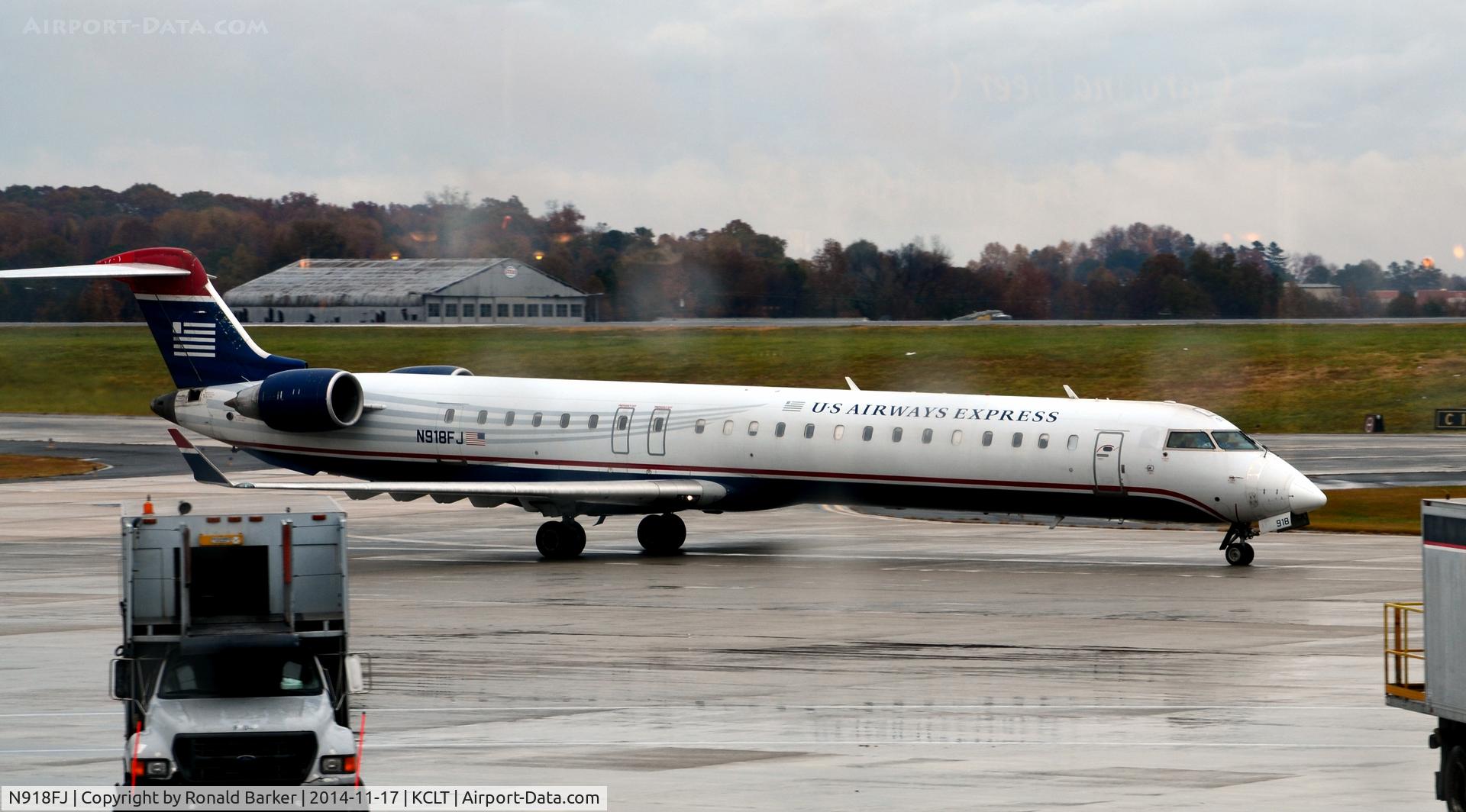 N918FJ, 2004 Bombardier CRJ-900ER (CL-600-2D24) C/N 15018, Taxi CLT