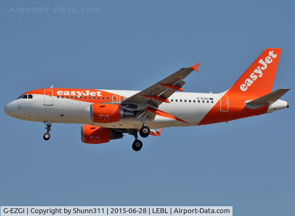 G-EZGI, 2011 Airbus A319-111 C/N 4693, Landing rwy 25R in new c/s