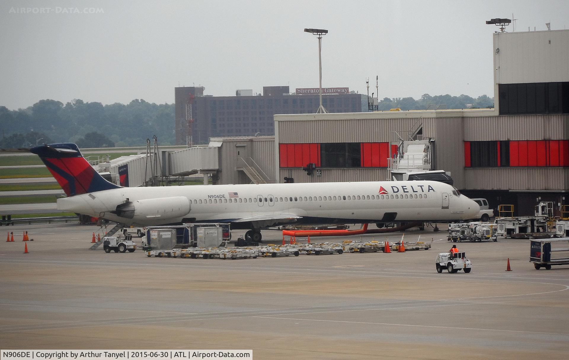 N906DE, 1992 McDonnell Douglas MD-88 C/N 53415, @ gate @ ATL