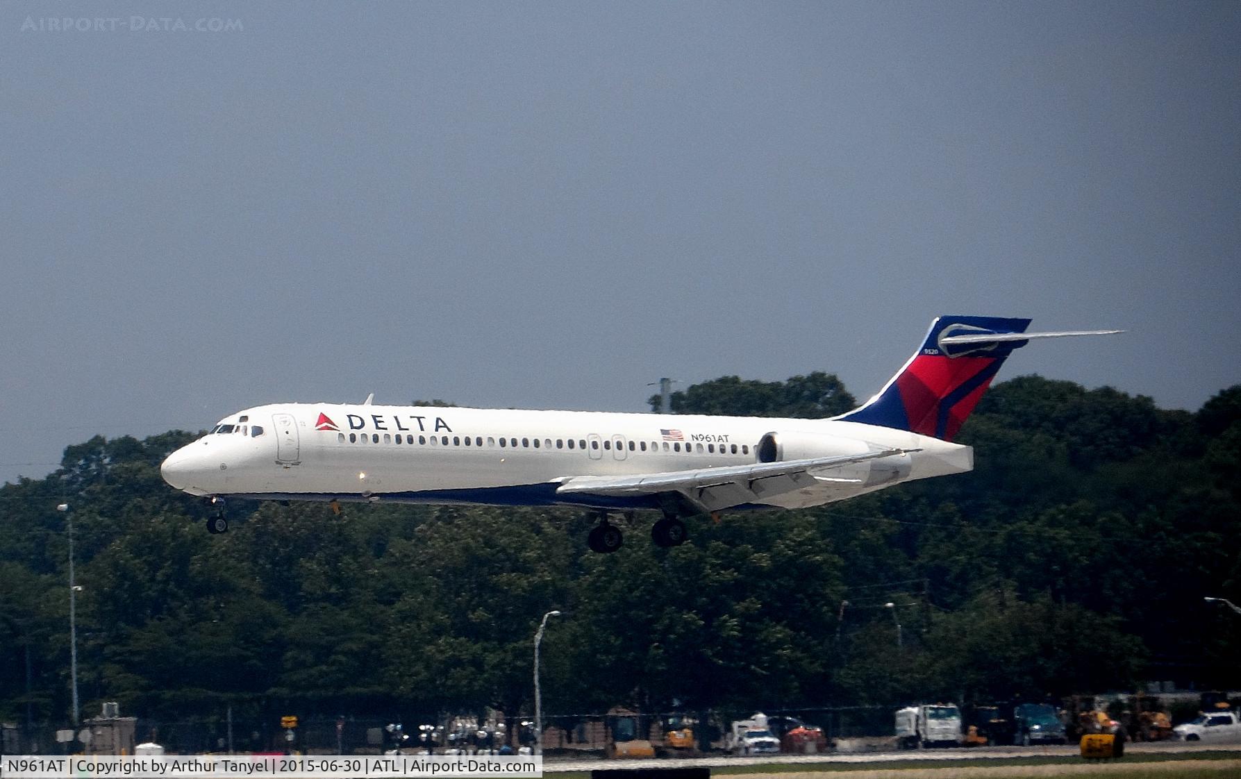 N961AT, 2001 Boeing 717-200 C/N 55023, Landing @ ATL