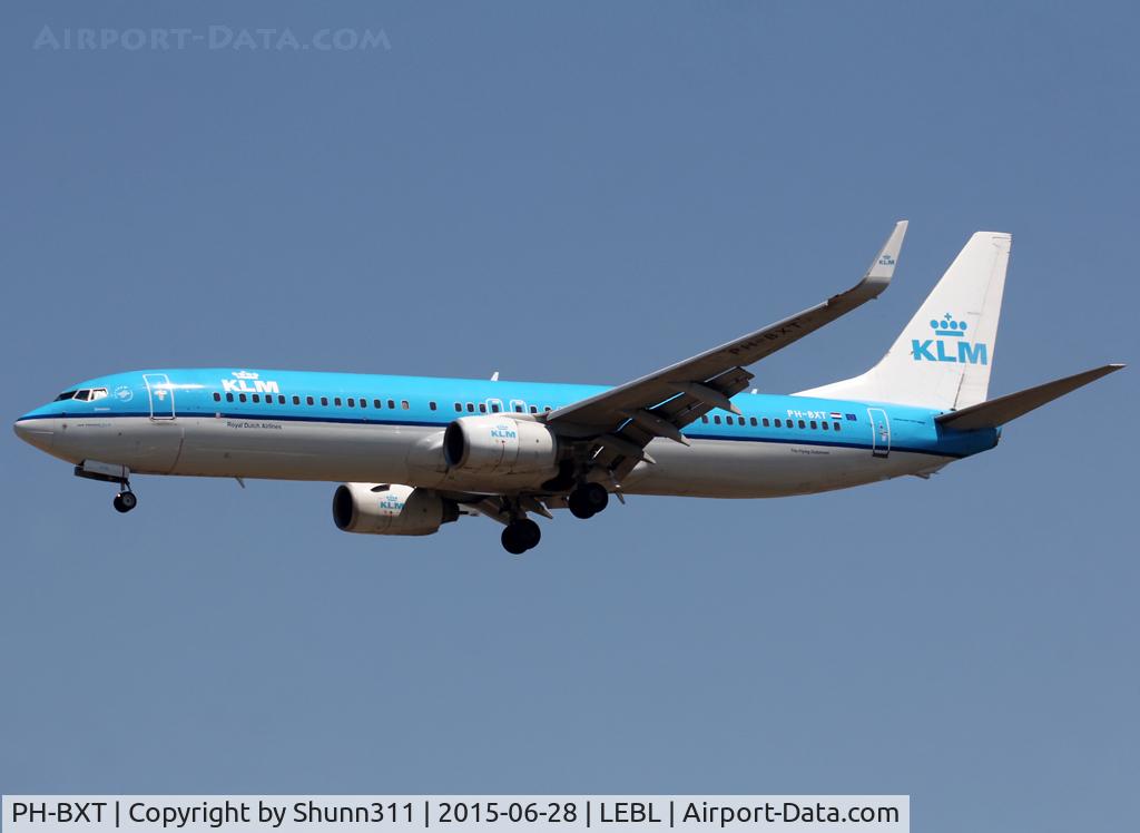 PH-BXT, 2004 Boeing 737-9K2 C/N 32944, Landing rwy 25R with blended winglets