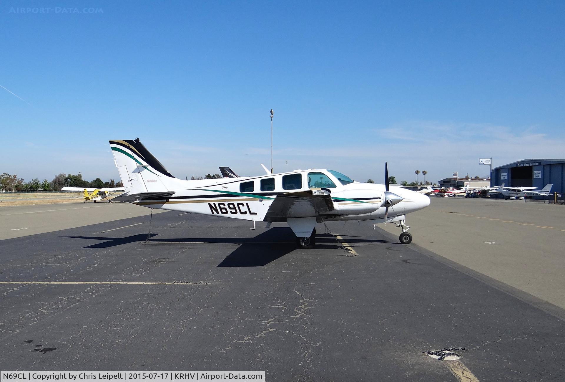 N69CL, 2000 Raytheon Aircraft Company 58 C/N TH-1949, L&J Holdings LLC (Rolling Hills Estates, CA) beautiful 2000 Beechcraft Baron 58 visiting Reid Hillview Airport, CA.