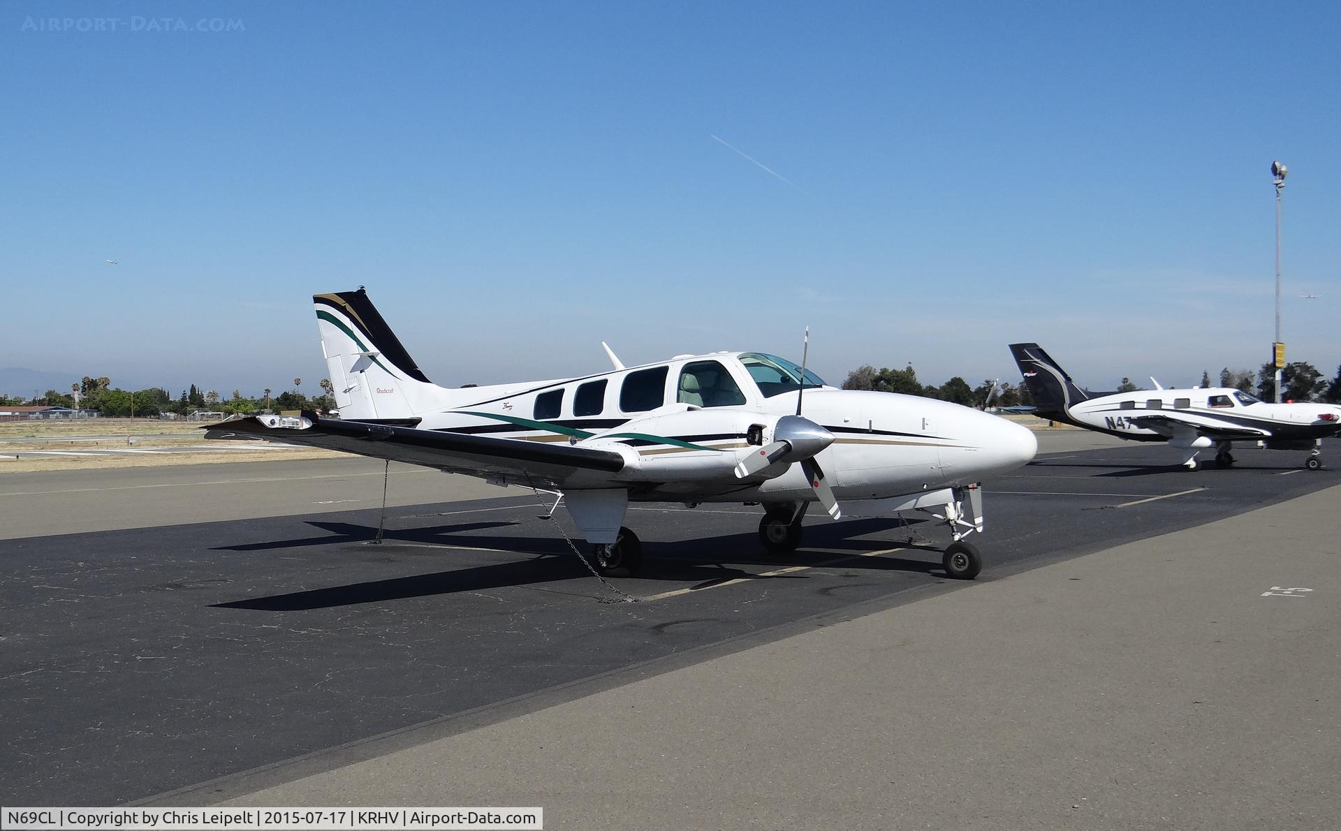 N69CL, 2000 Raytheon Aircraft Company 58 C/N TH-1949, L&J Holdings LLC (Rolling Hills Estates, CA) beautiful 2000 Beechcraft Baron 58 visiting Reid Hillview Airport, CA.