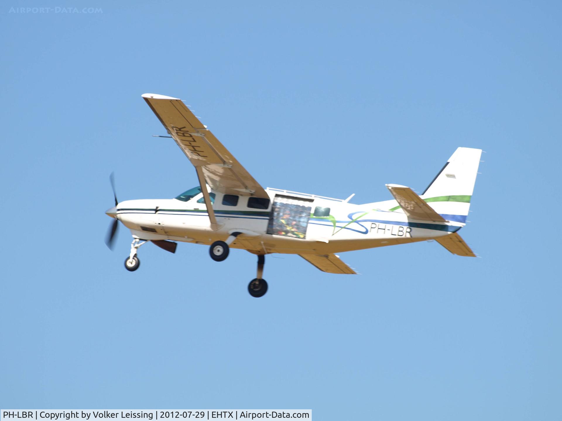 PH-LBR, 1986 Cessna 208 Caravan 1 C/N 20800101, departing
