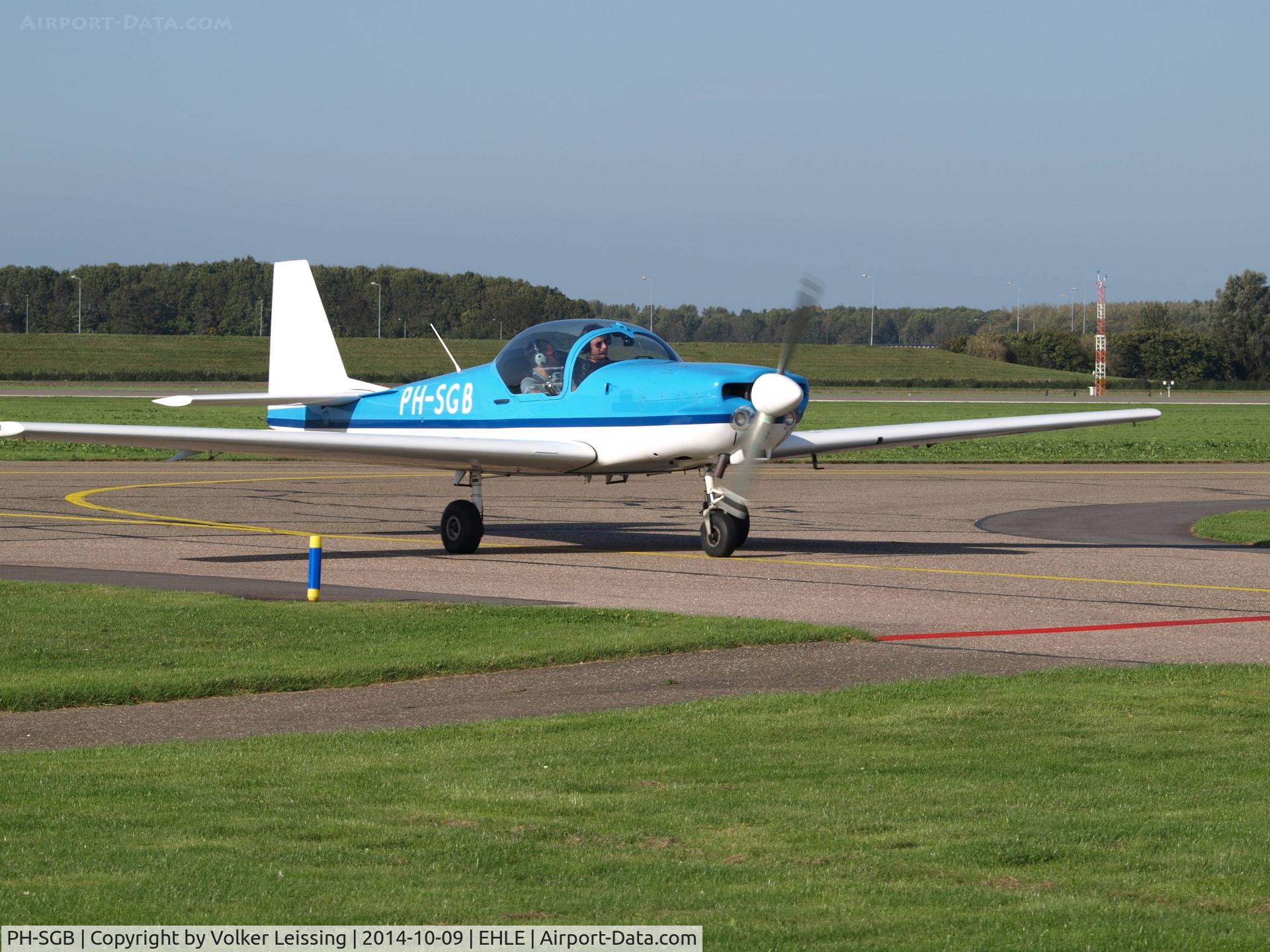 PH-SGB, 1990 Slingsby T-67C Firefly C/N 2077, taxi to parking