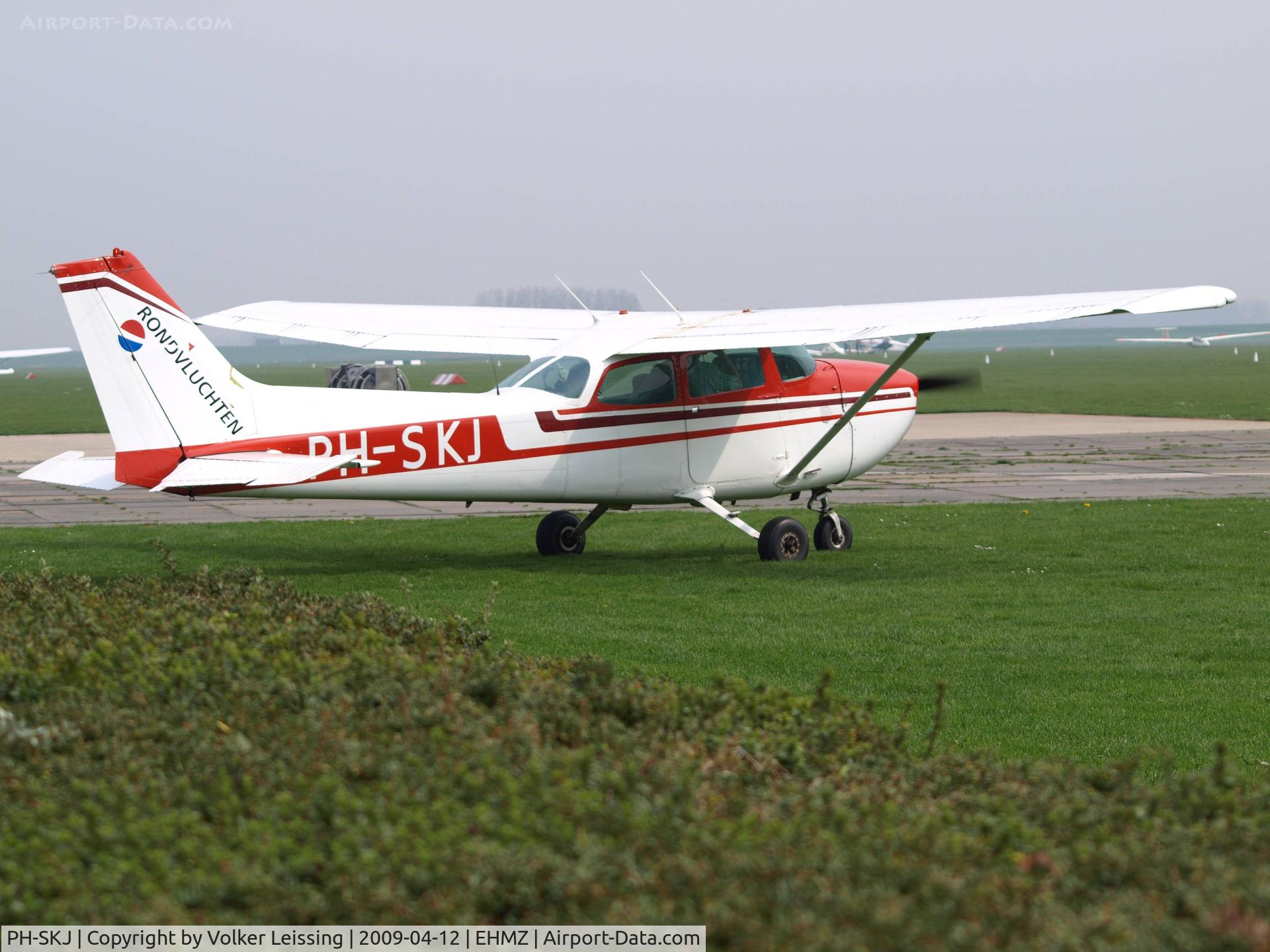 PH-SKJ, 1976 Cessna 172M C/N 17266607, parking