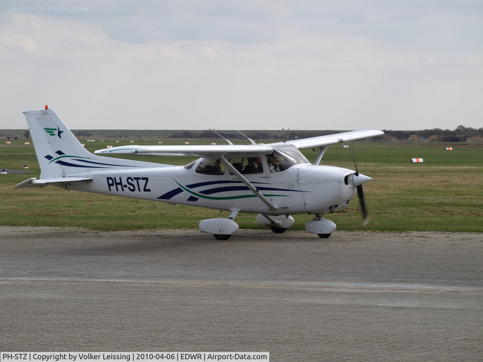 PH-STZ, 1997 Cessna C172S C/N 172-80246, taxi to parking