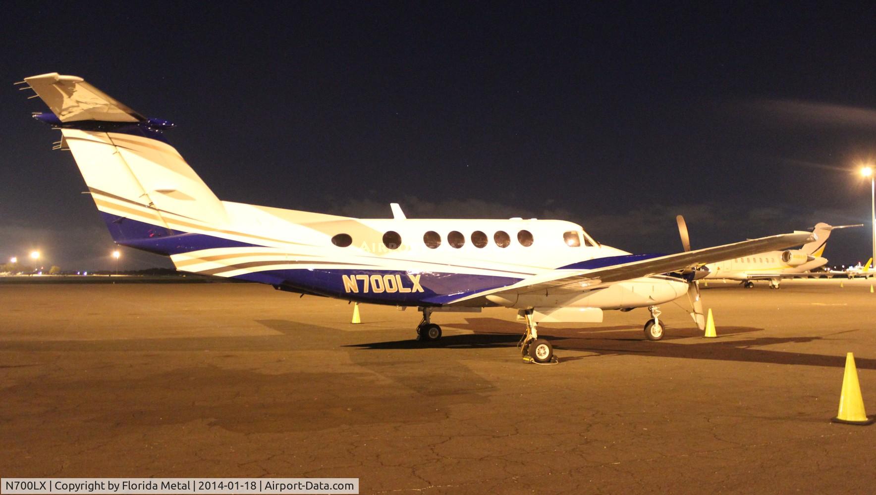 N700LX, 1999 Raytheon Aircraft Company B200 C/N BB-1657, King Air