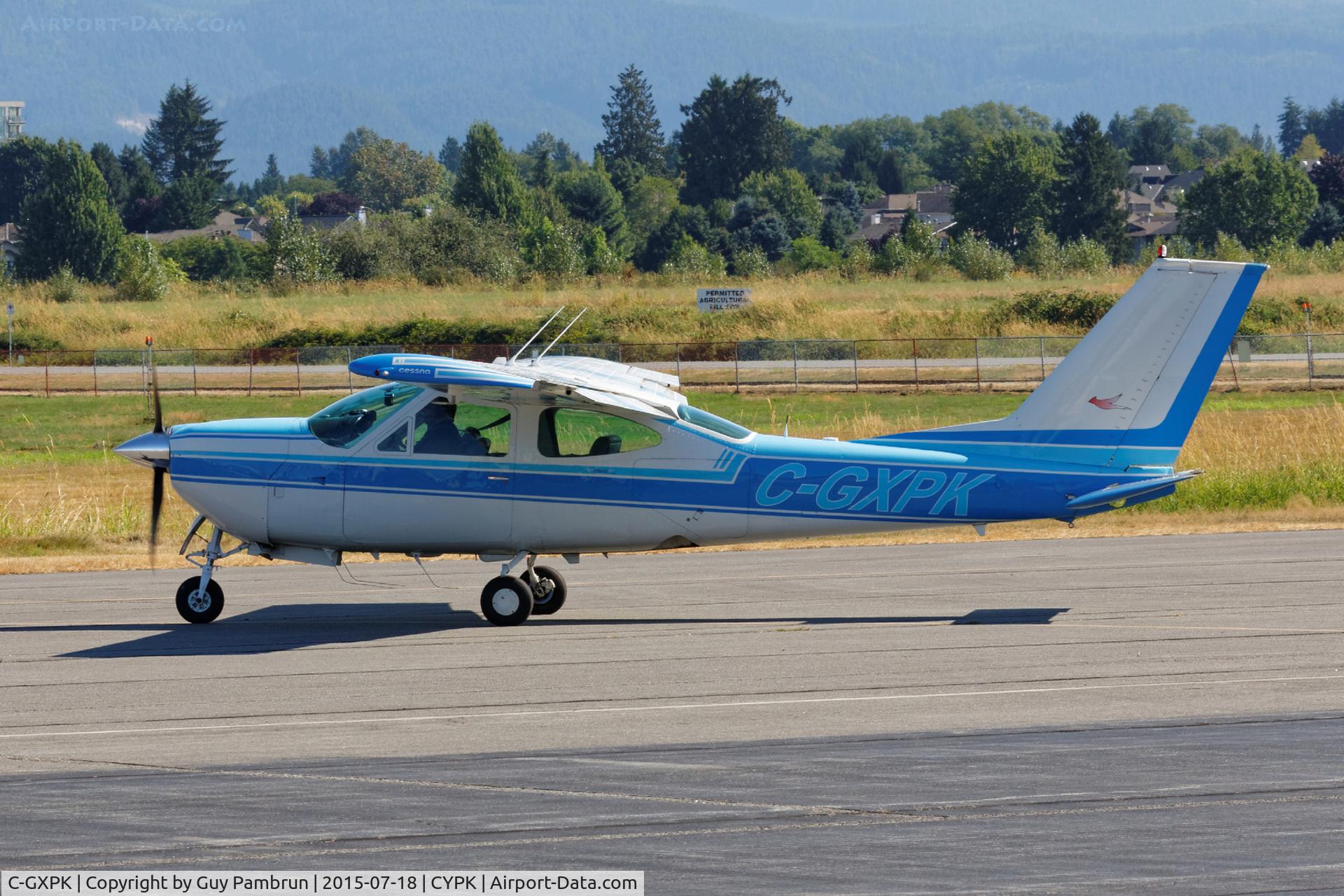 C-GXPK, 1976 Cessna 177RG Cardinal C/N 177RG0849, Taxiing