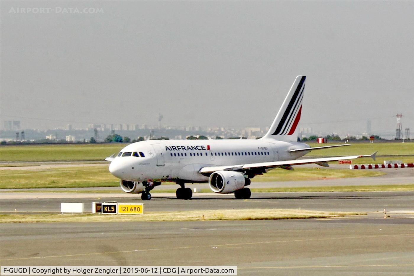 F-GUGD, 2003 Airbus A318-111 C/N 2081, Meeting near holding point.....